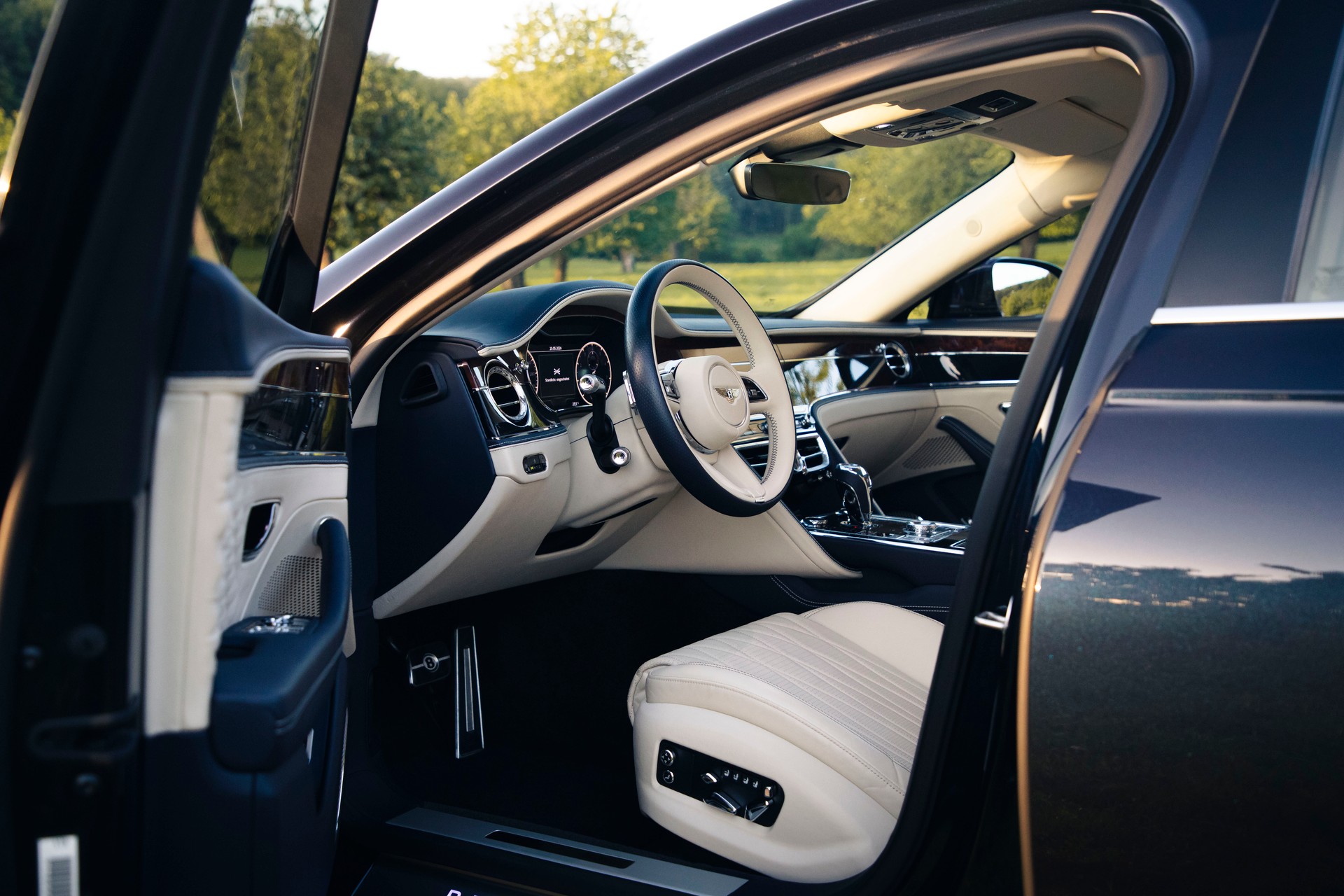 BENTLEY 6.0 W12 Mulliner-image-6