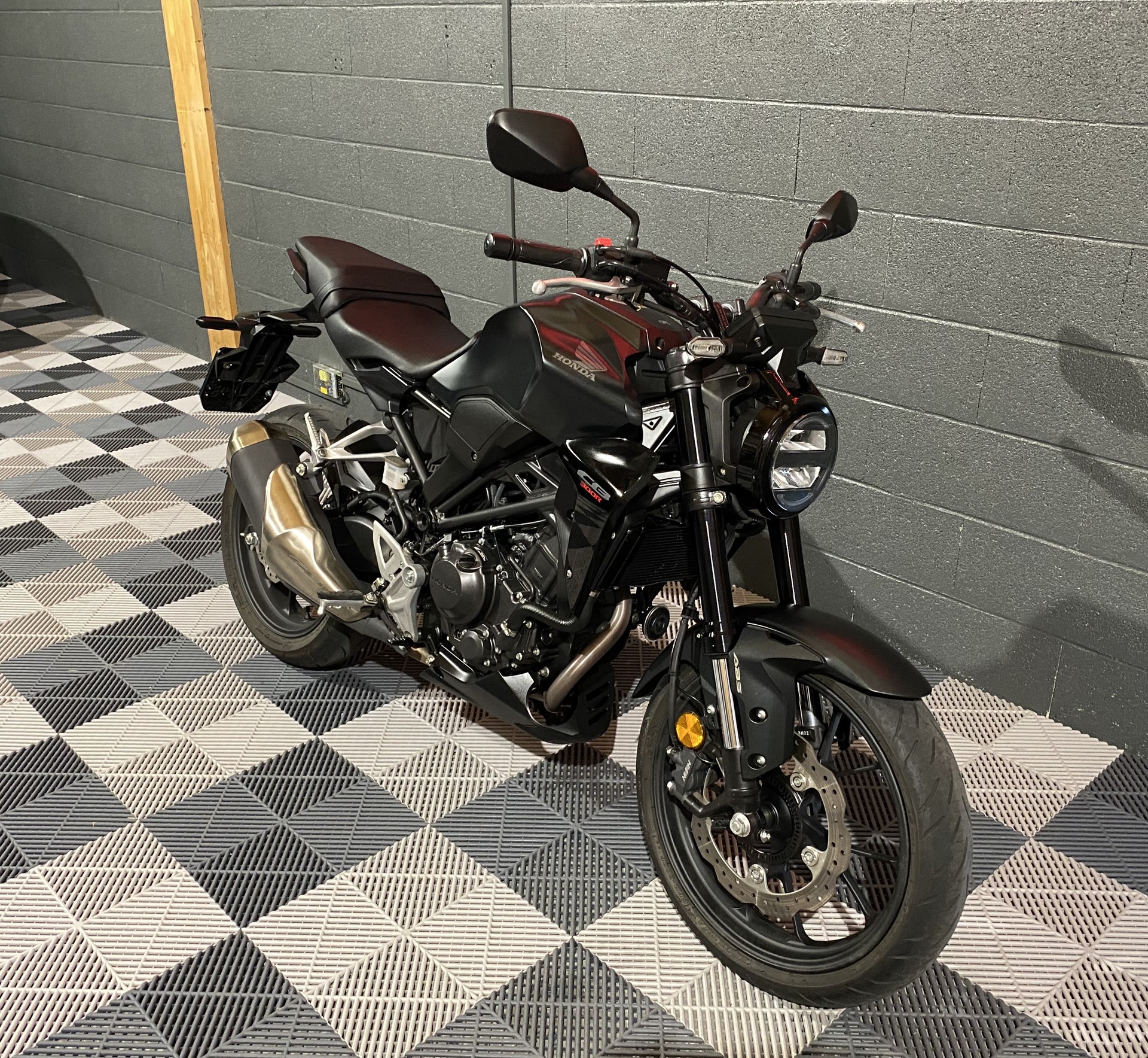 HONDA CB 300 R-image-1