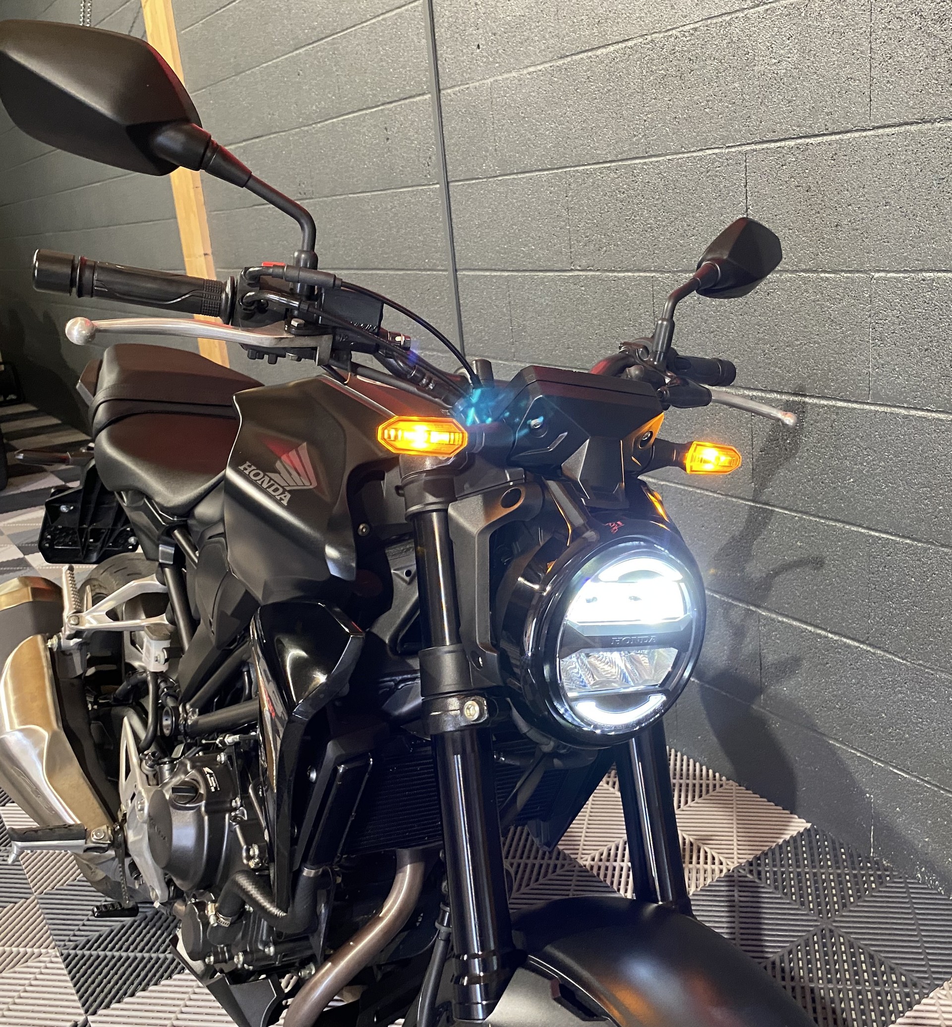 HONDA CB 300 R-image-9