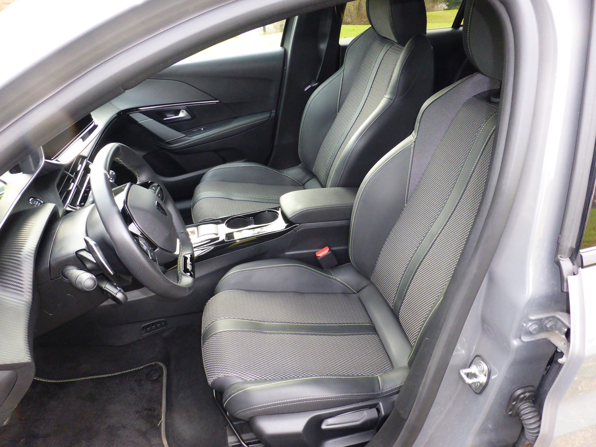 PEUGEOT 208 1.2 MHEV 145 GT-image-14