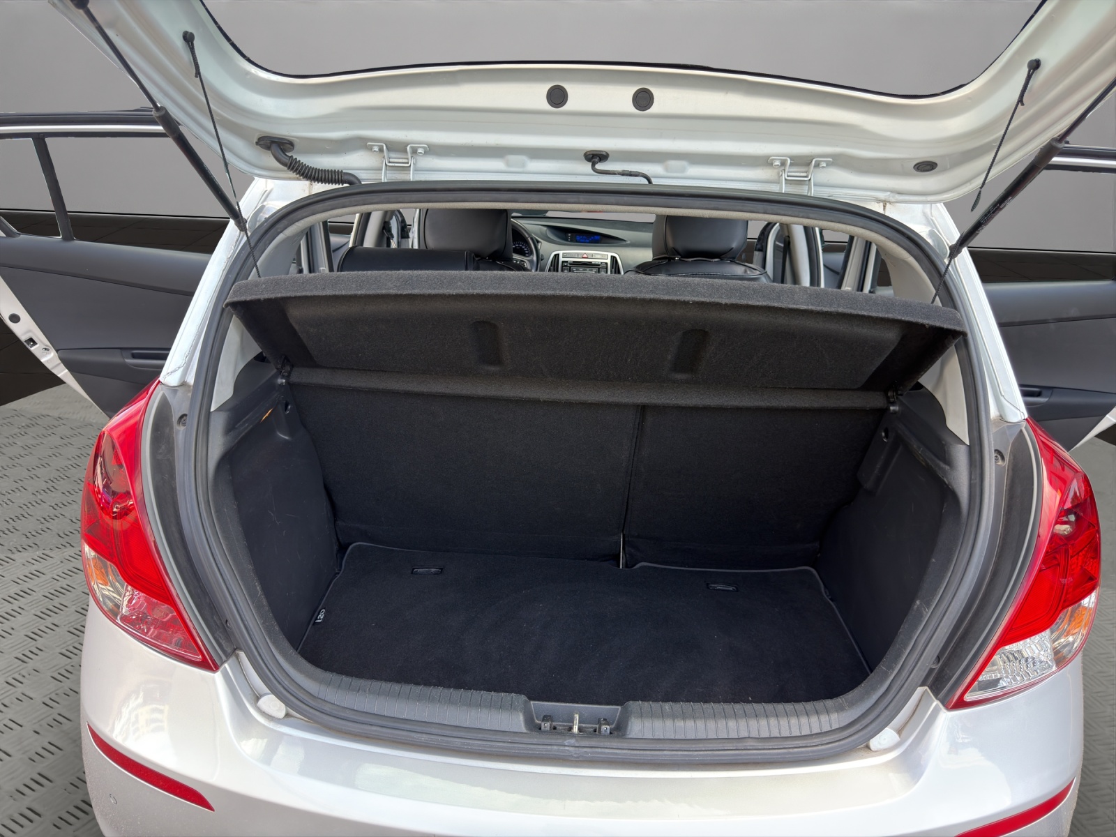 HYUNDAI i20 1.4 Premium Automatic-image-18