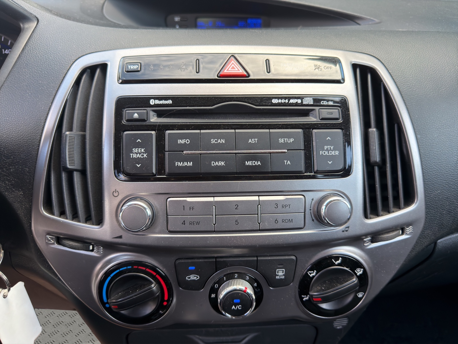 HYUNDAI i20 1.4 Premium Automatic-image-14