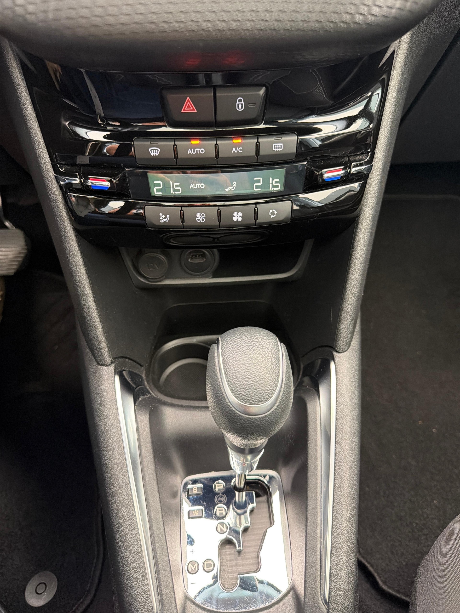 PEUGEOT 208 1.2 PureTech Allure S/S-image-16