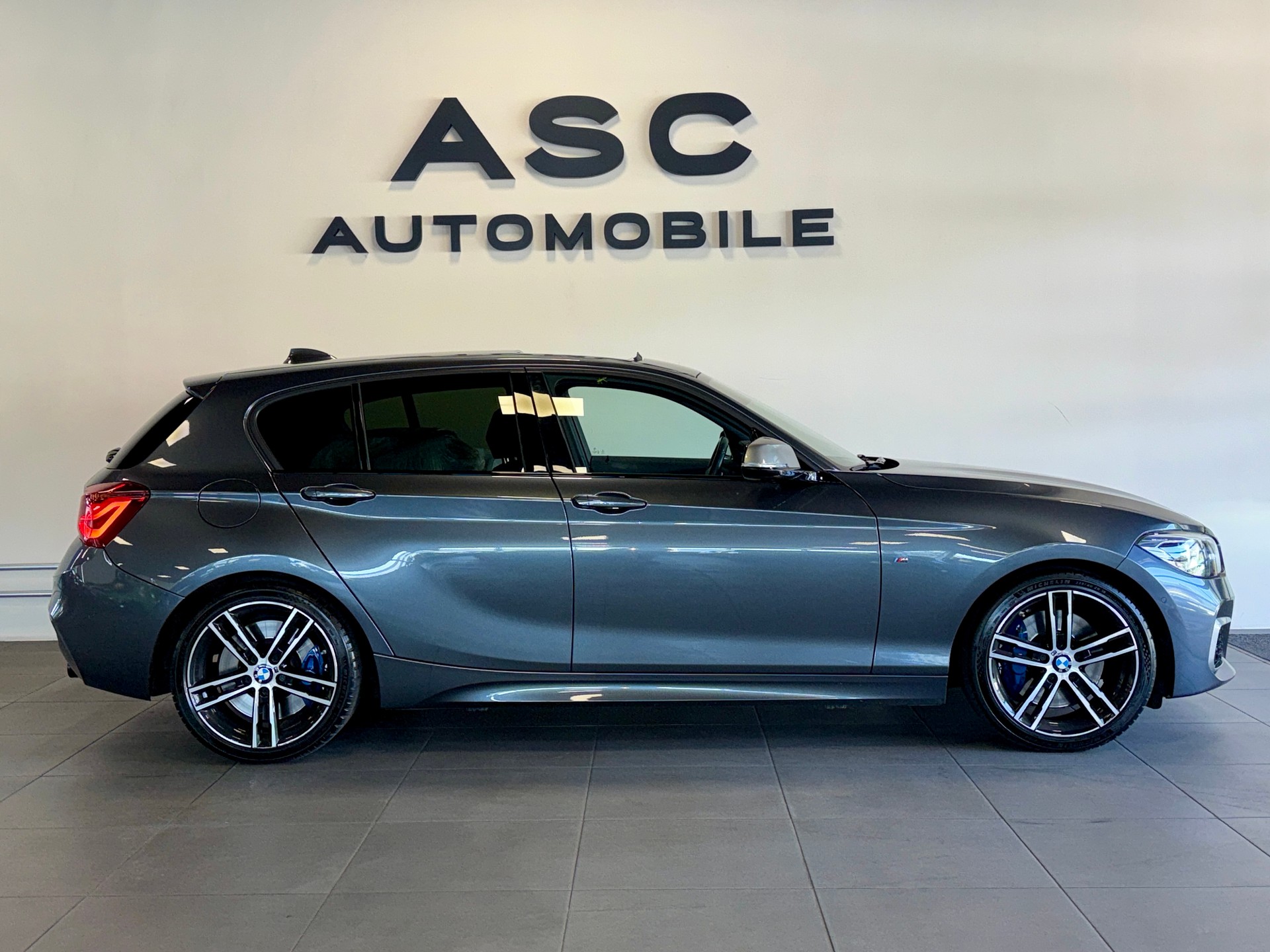 BMW M140i xDrive Steptronic-showroom-element-1