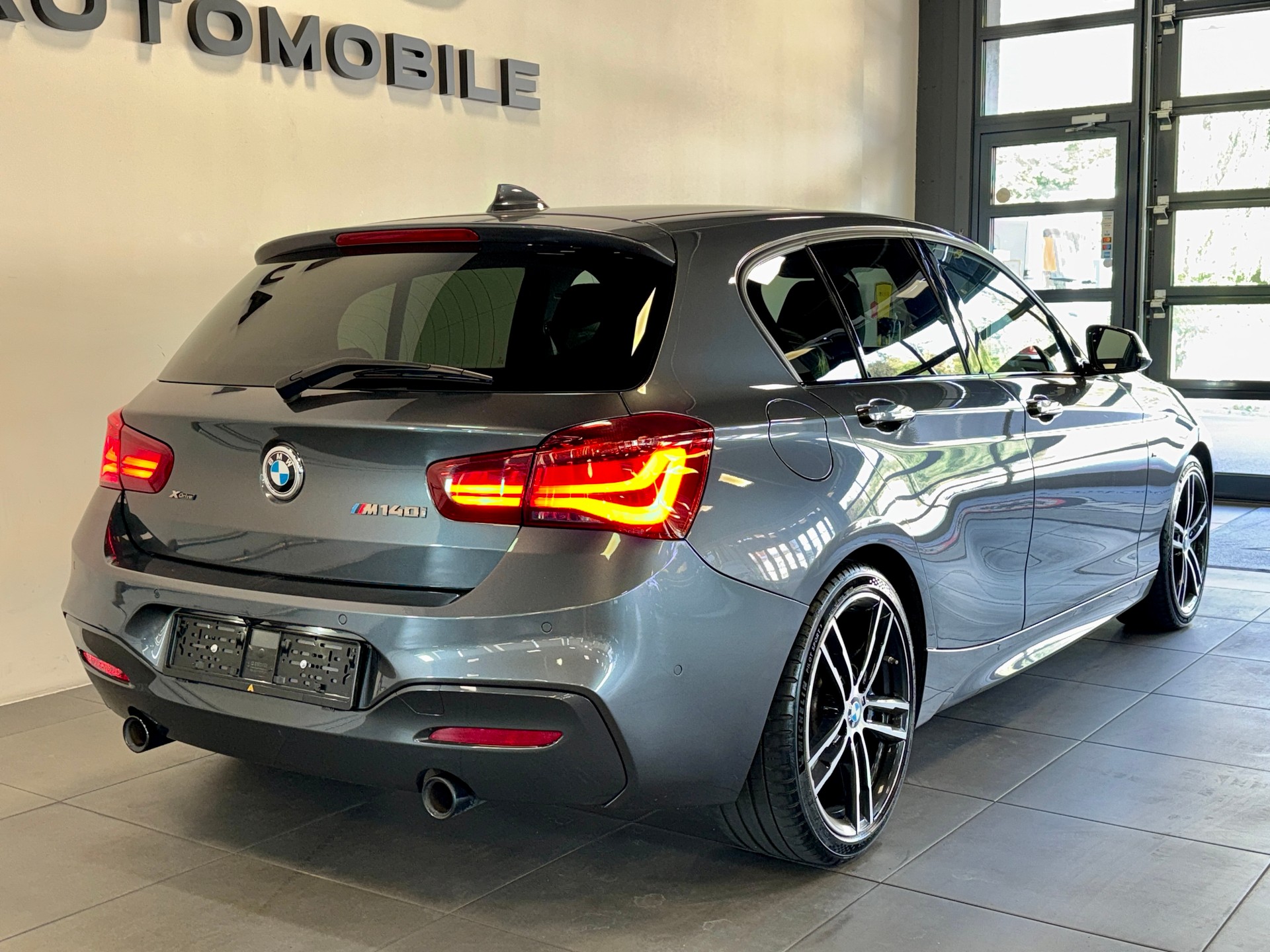 BMW M140i xDrive Steptronic-showroom-element-2