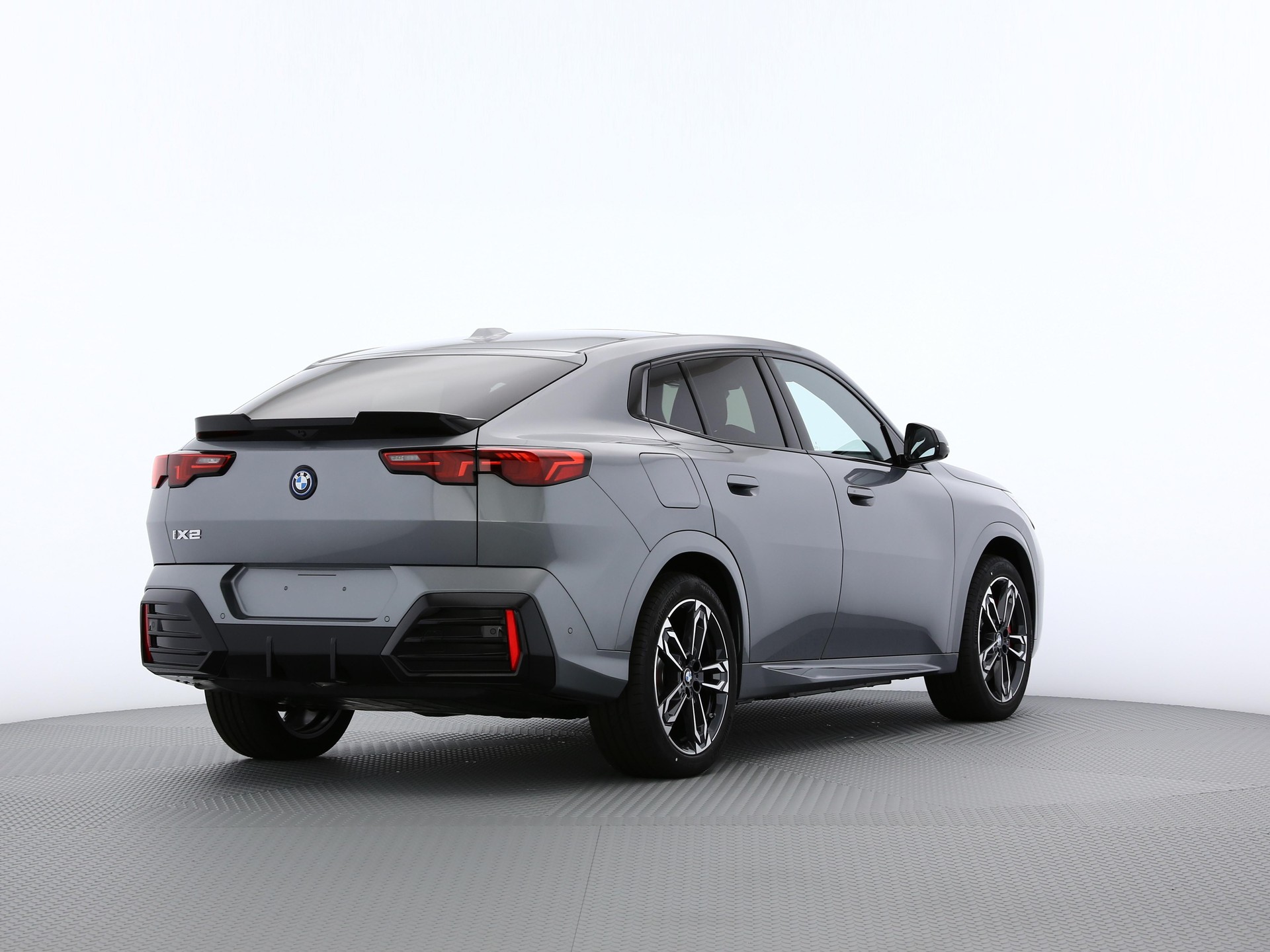 BMW iX2 xDrive30-showroom-element-1