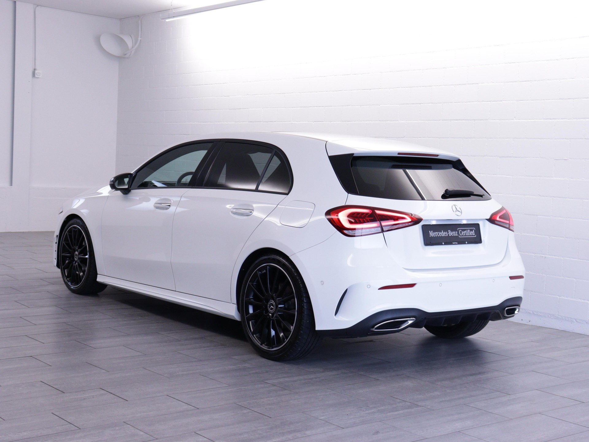 MERCEDES-BENZ A 180 AMG Line-showroom-element-3