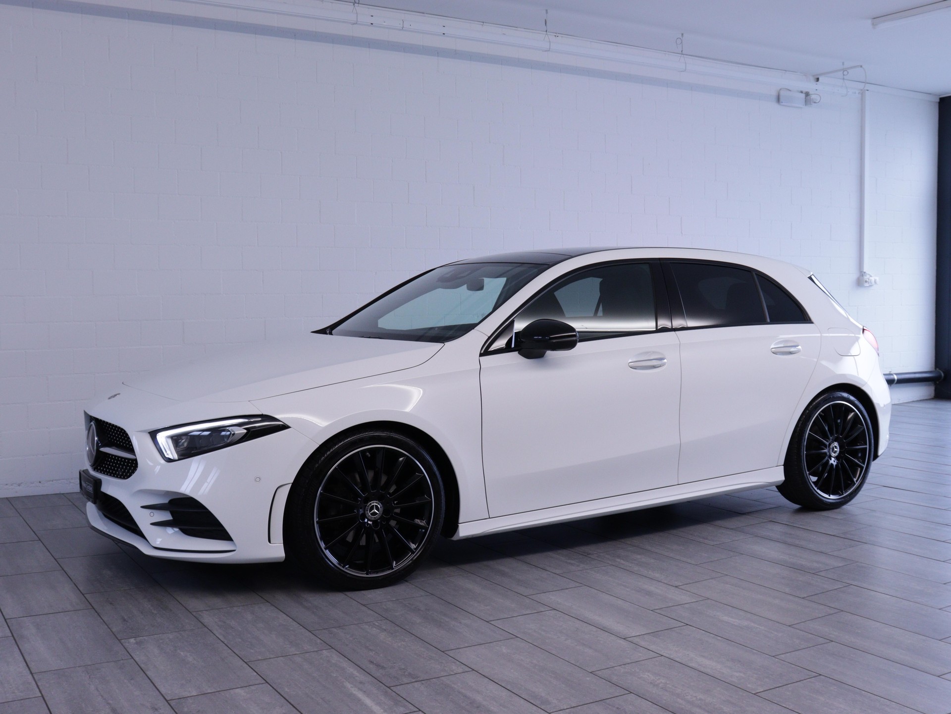 MERCEDES-BENZ A 180 AMG Line-showroom-element-1