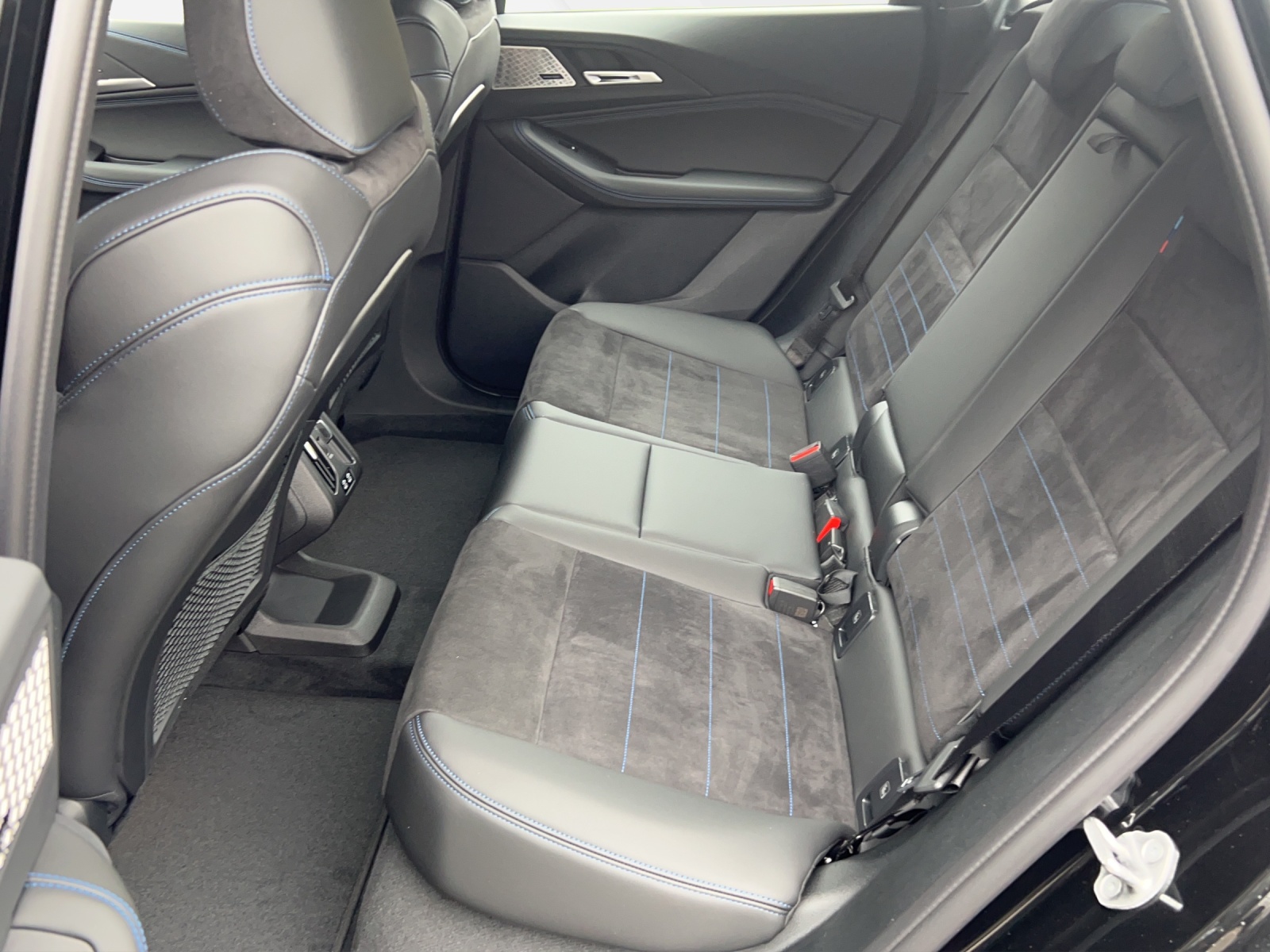 BMW 230e xDrive Active Tourer M Sport-image-9