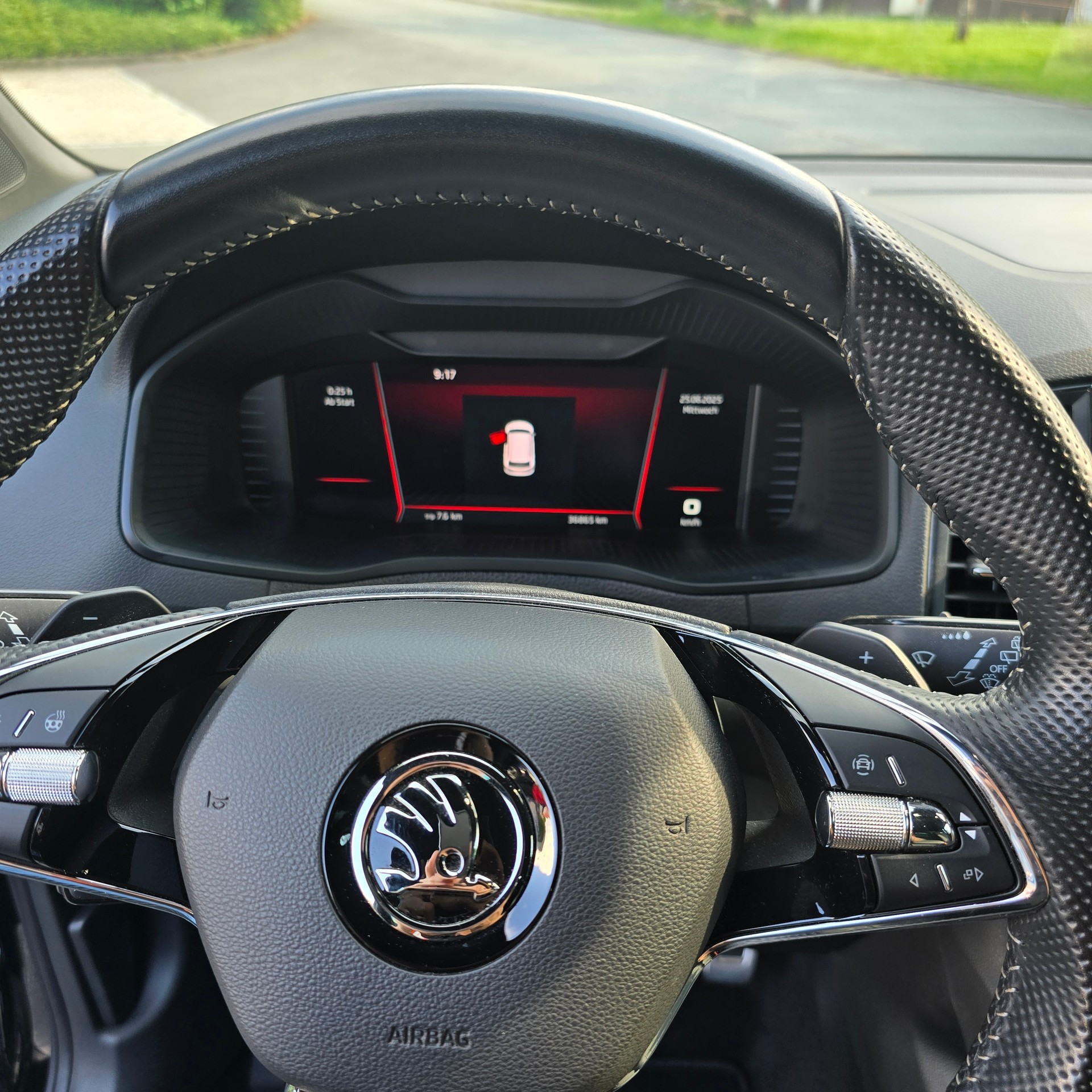 SKODA Karoq 1.5 TSI SportLine DSG-image-9