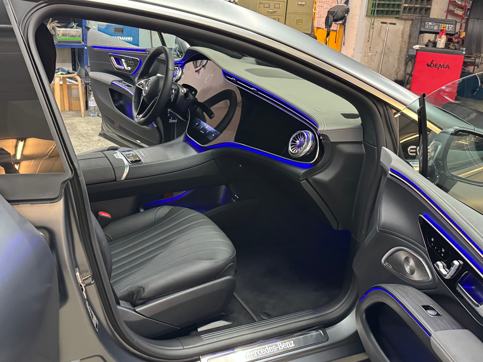MERCEDES-BENZ EQS 580 4Matic Electric Art Line-image-9