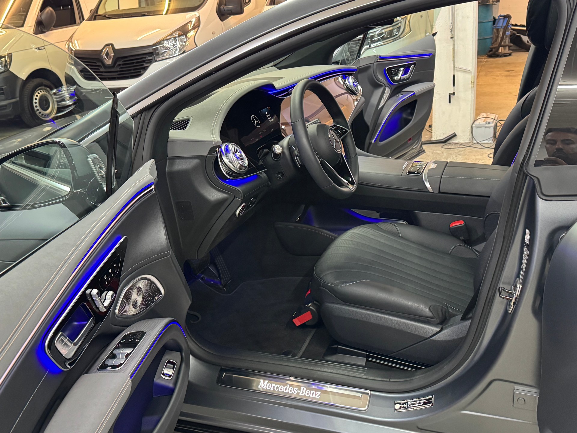 MERCEDES-BENZ EQS 580 4Matic Electric Art Line-image-13