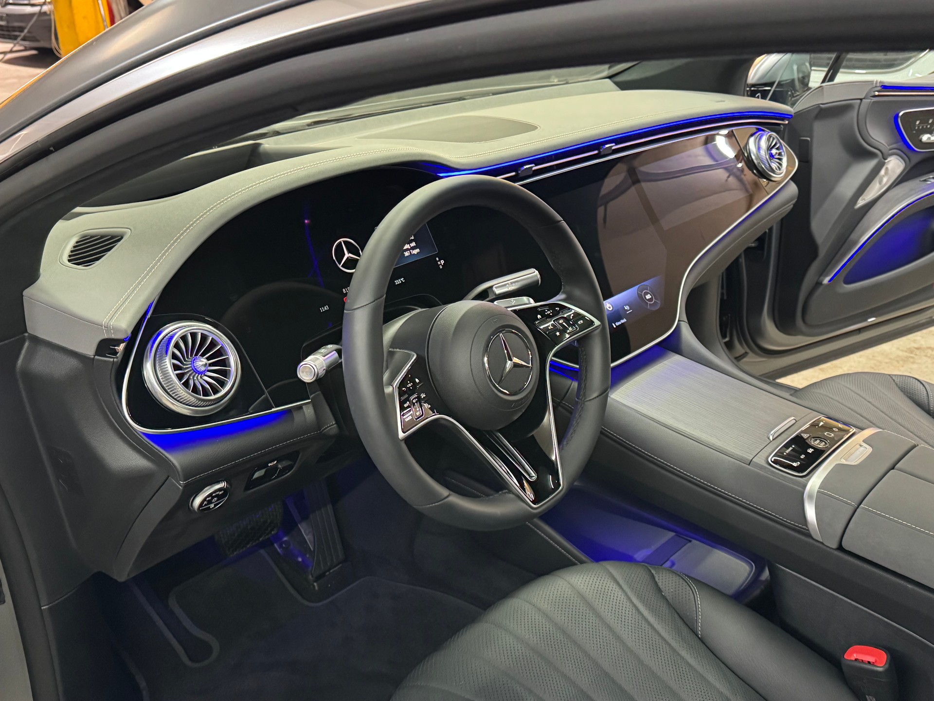 MERCEDES-BENZ EQS 580 4Matic Electric Art Line-image-14