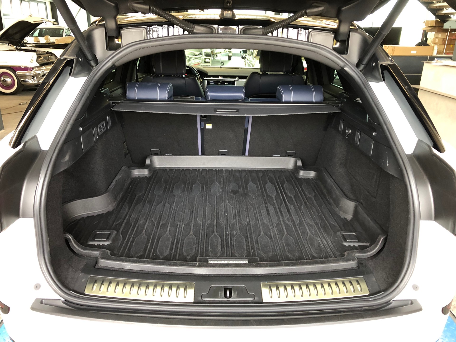 LAND ROVER Range Rover Velar R-Dynamic D 300 S Automatic-image-17
