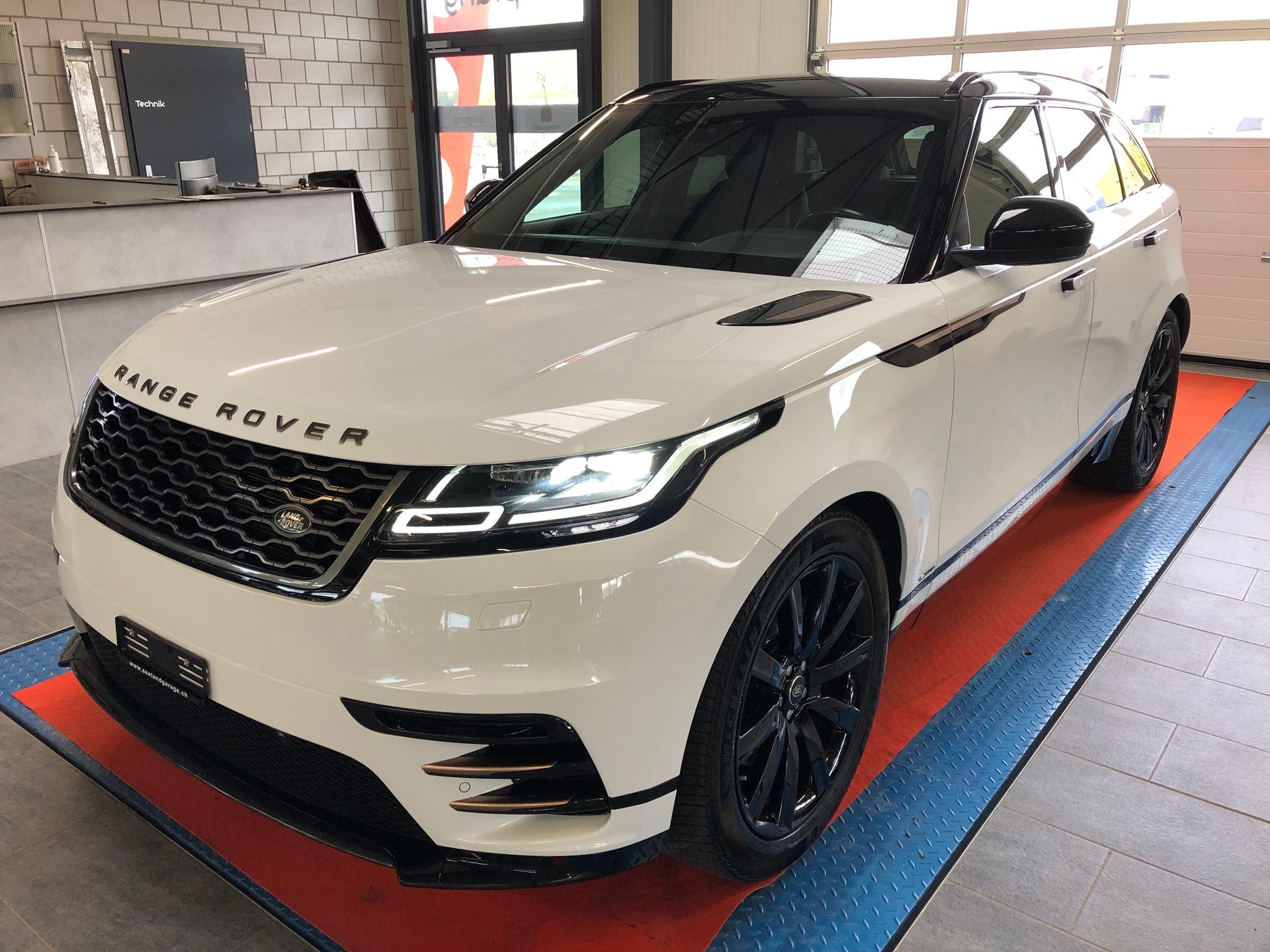 LAND ROVER Range Rover Velar R-Dynamic D 300 S Automatic-image-4