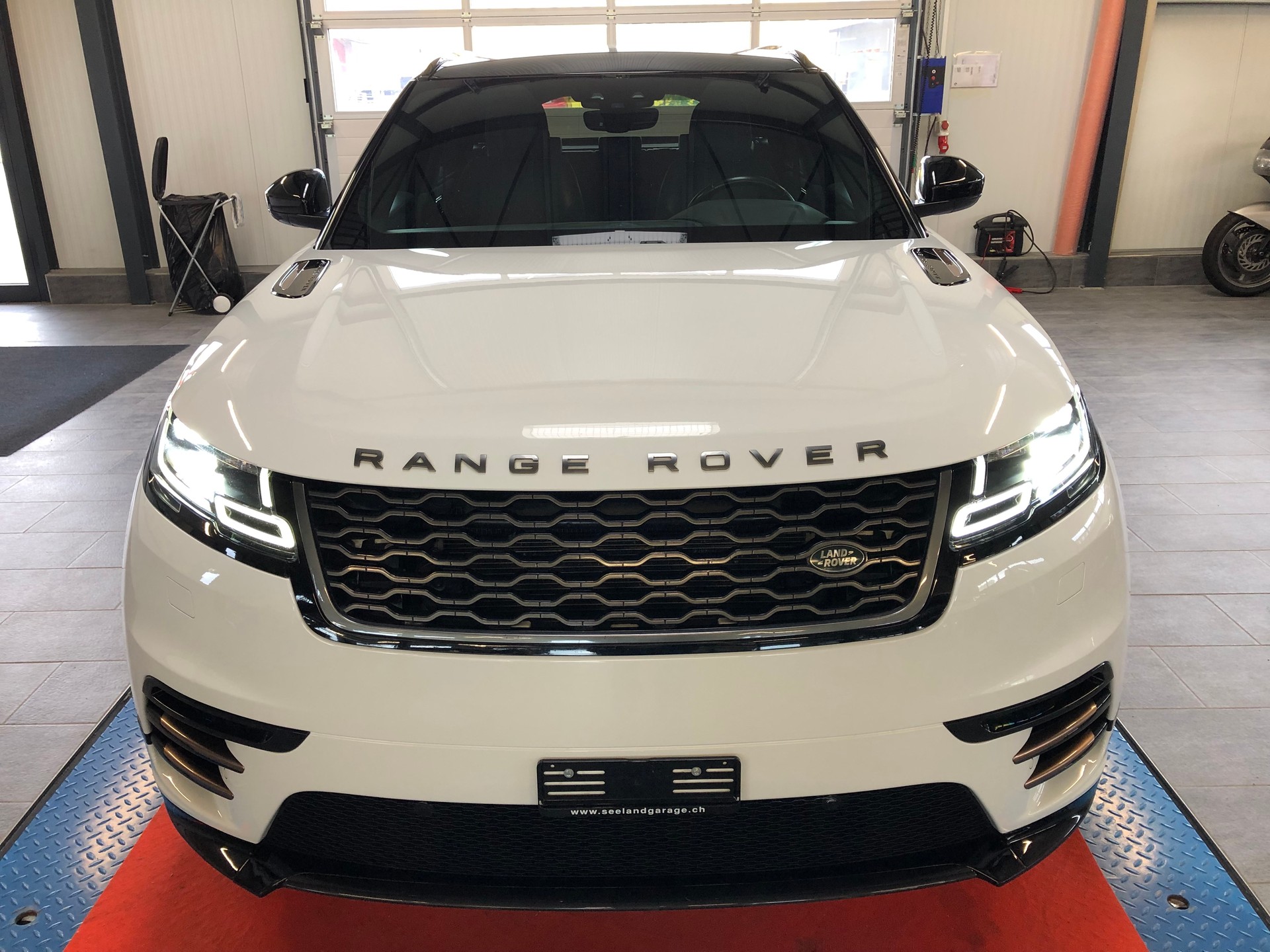 LAND ROVER Range Rover Velar R-Dynamic D 300 S Automatic-showroom-element-3