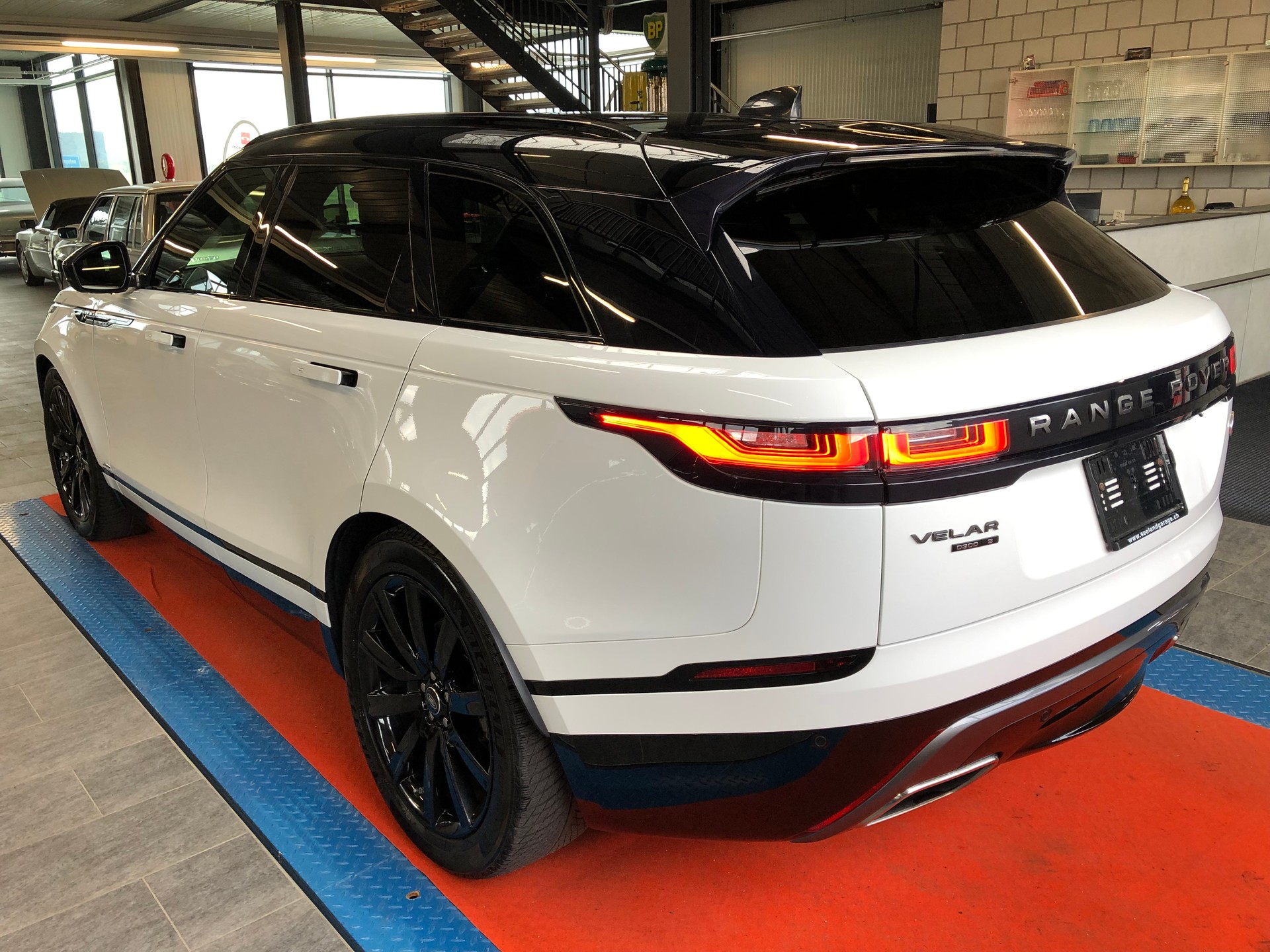LAND ROVER Range Rover Velar R-Dynamic D 300 S Automatic-image-6