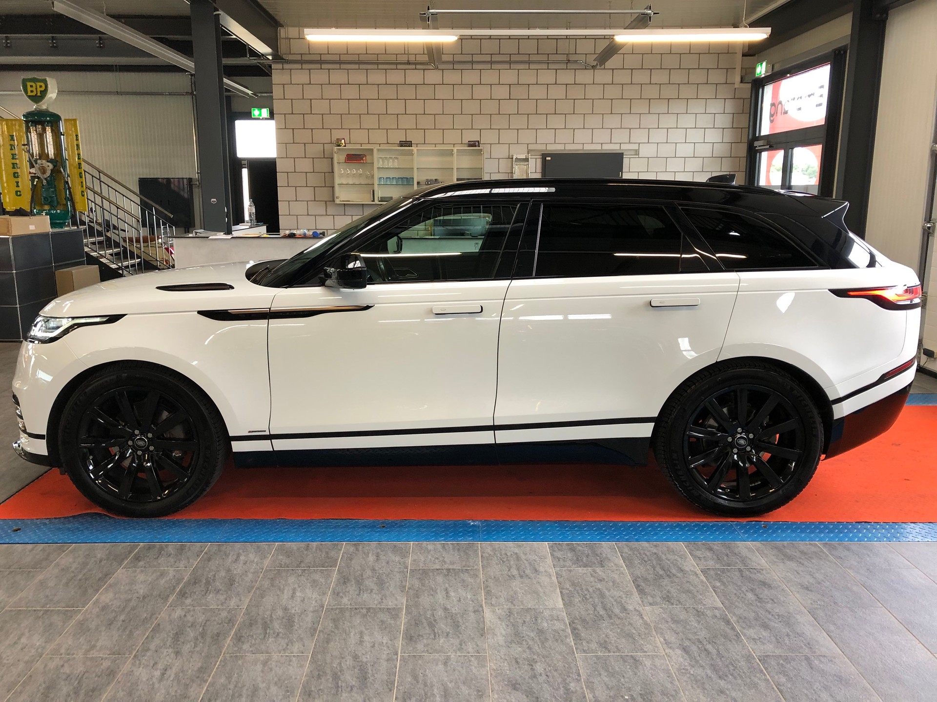 LAND ROVER Range Rover Velar R-Dynamic D 300 S Automatic-image-5
