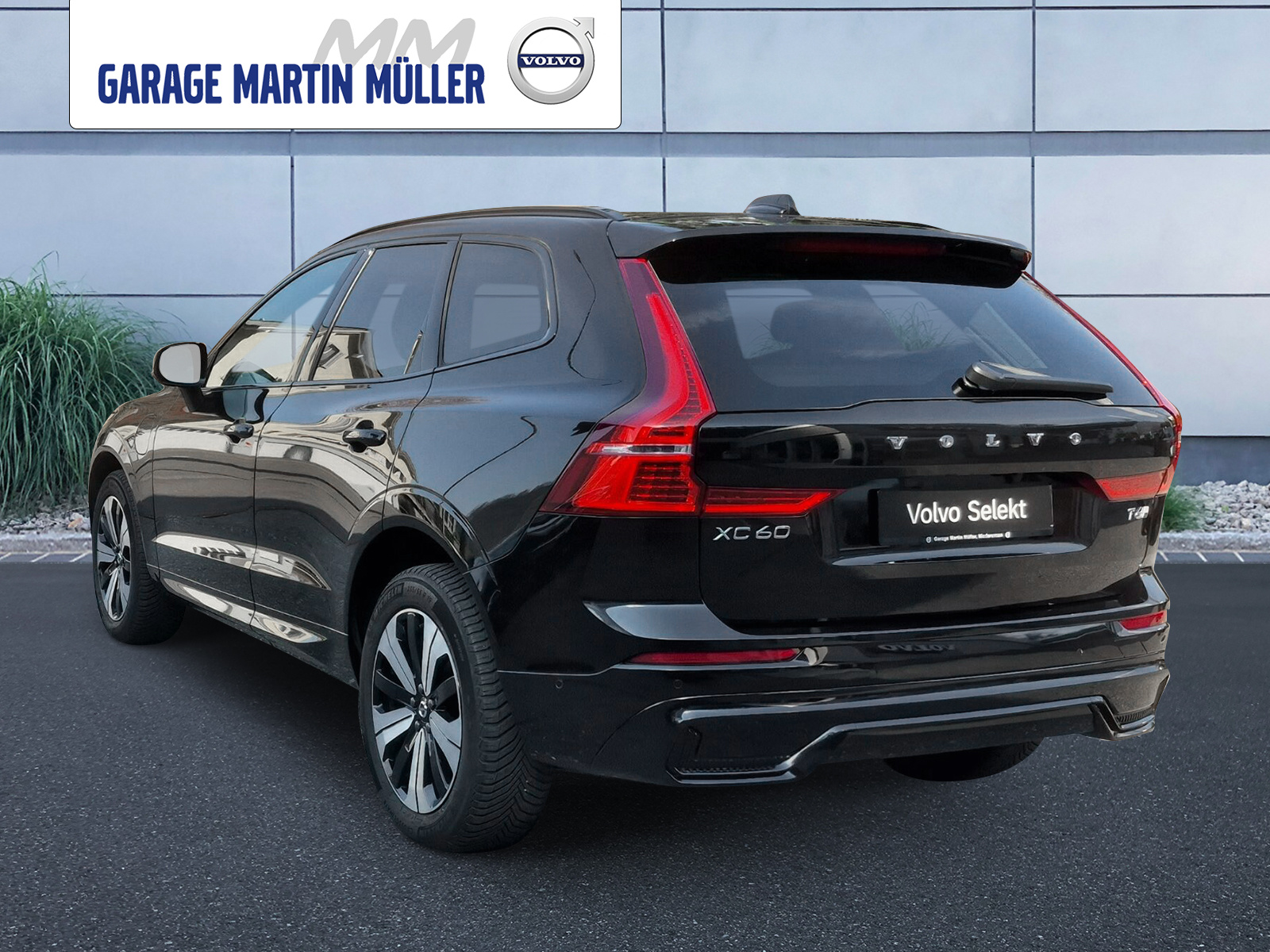 VOLVO XC60 2.0 T6 TE Plus Dark eAWD-showroom-element-2