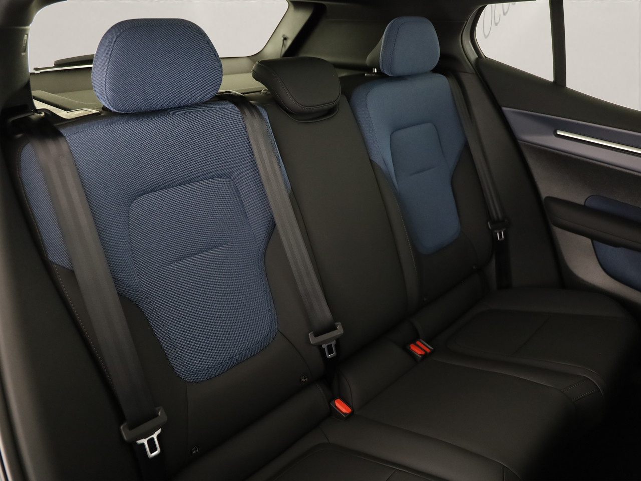 VOLVO EX30 CC E60 Twin Performance AWD-image-8