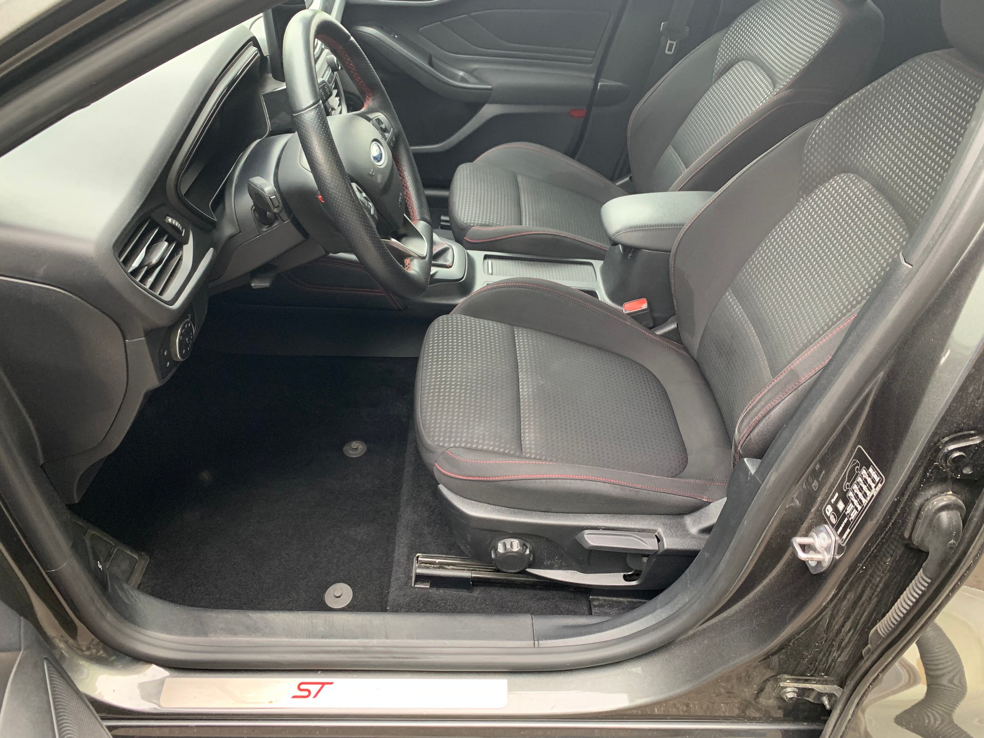 FORD Focus 1.0 mHEV ST Line-image-24