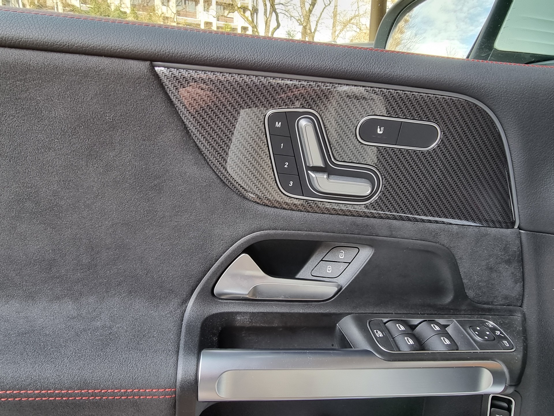 MERCEDES-BENZ GLB 220 d AMG Line-image-4