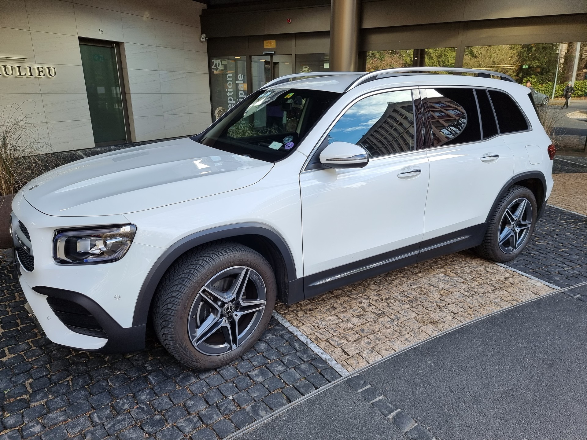 MERCEDES-BENZ GLB 220 d AMG Line-image-1