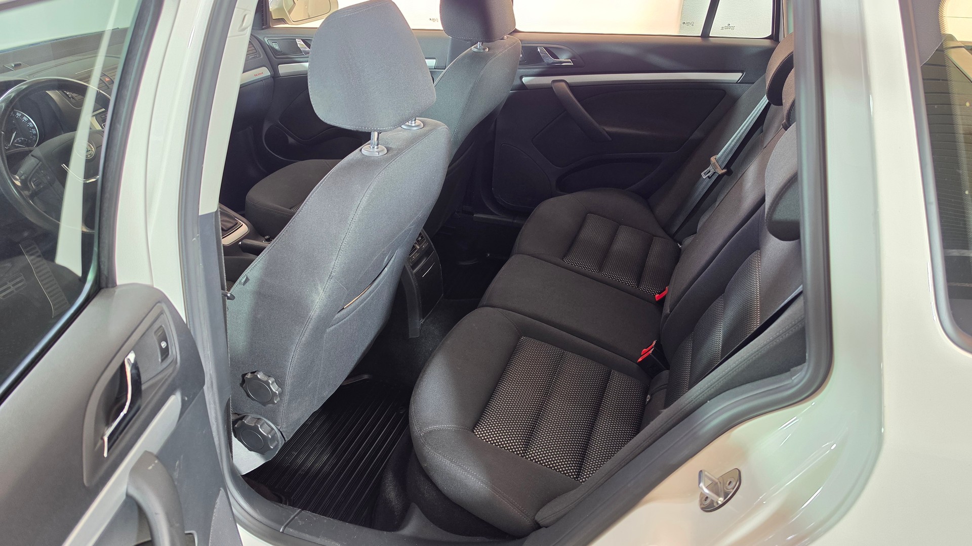 SKODA Octavia Combi 2.0 TDI Scout 4x4 DSG, Schweizer Fahrzeug, Frisch ab MFK und Frisch ab Service, 8-FACH BEREIFT-image-10
