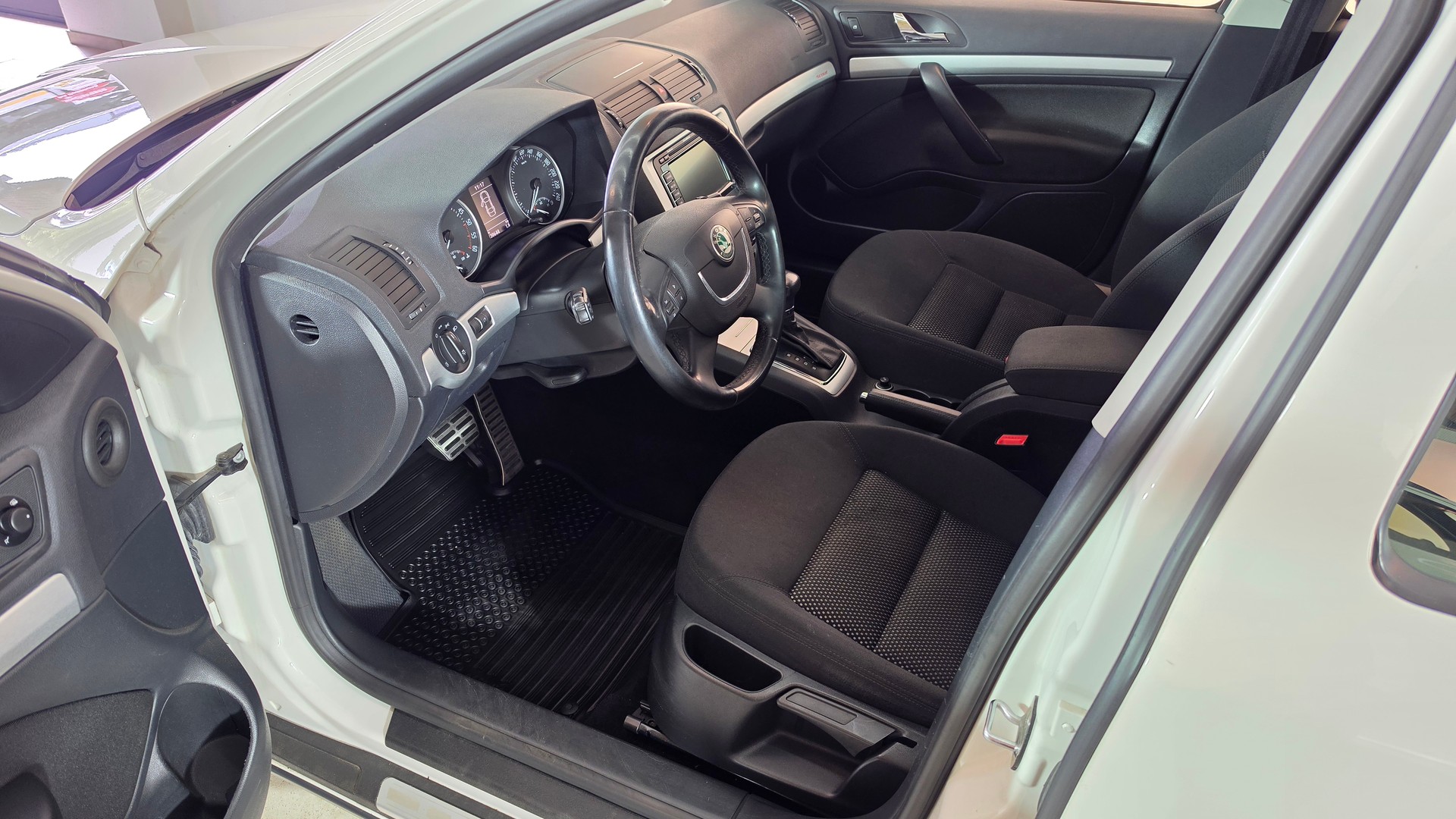SKODA Octavia Combi 2.0 TDI Scout 4x4 DSG, Schweizer Fahrzeug, Frisch ab MFK und Frisch ab Service, 8-FACH BEREIFT-showroom-element-2