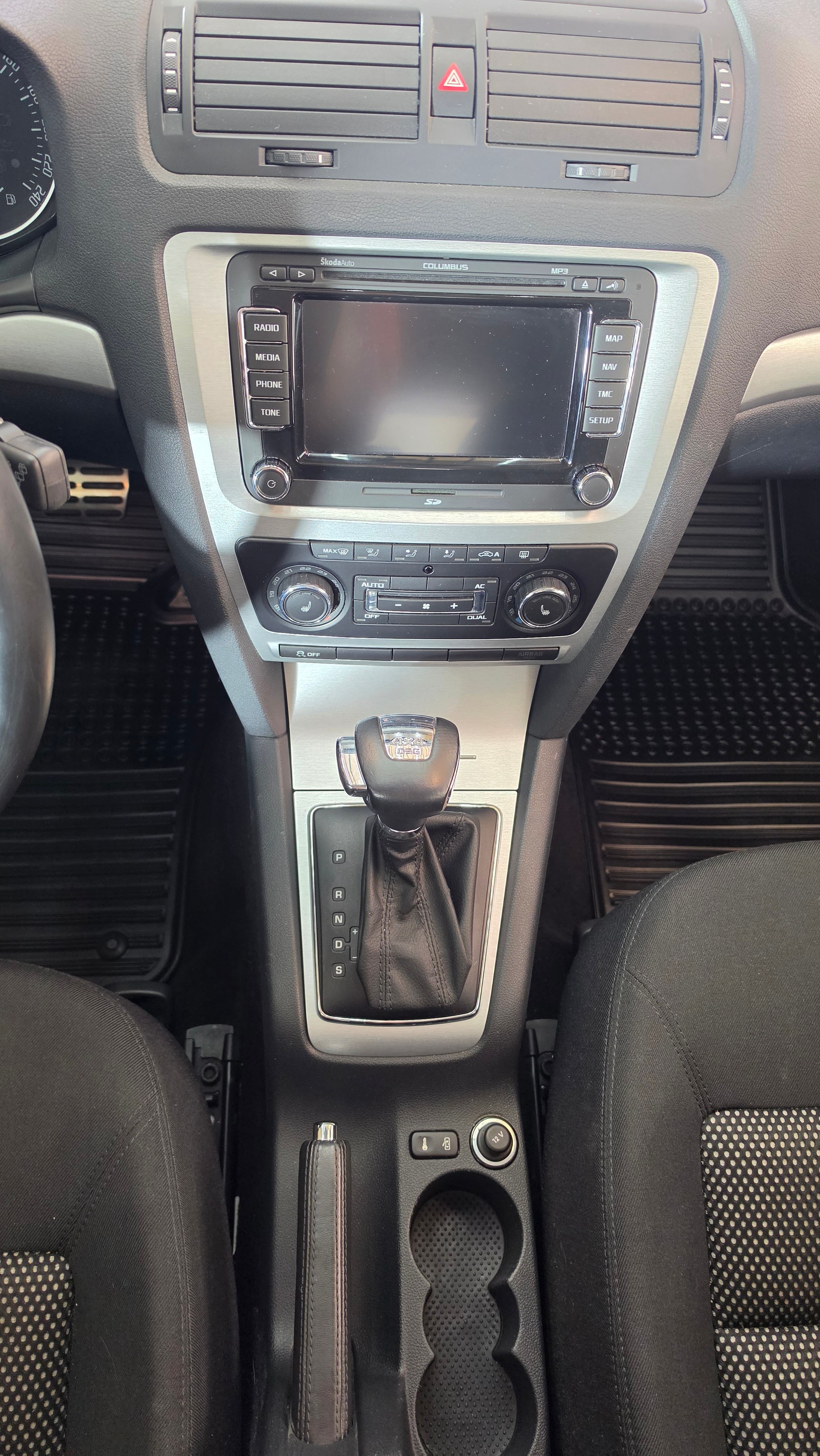SKODA Octavia Combi 2.0 TDI Scout 4x4 DSG, Schweizer Fahrzeug, Frisch ab MFK und Frisch ab Service, 8-FACH BEREIFT-image-8