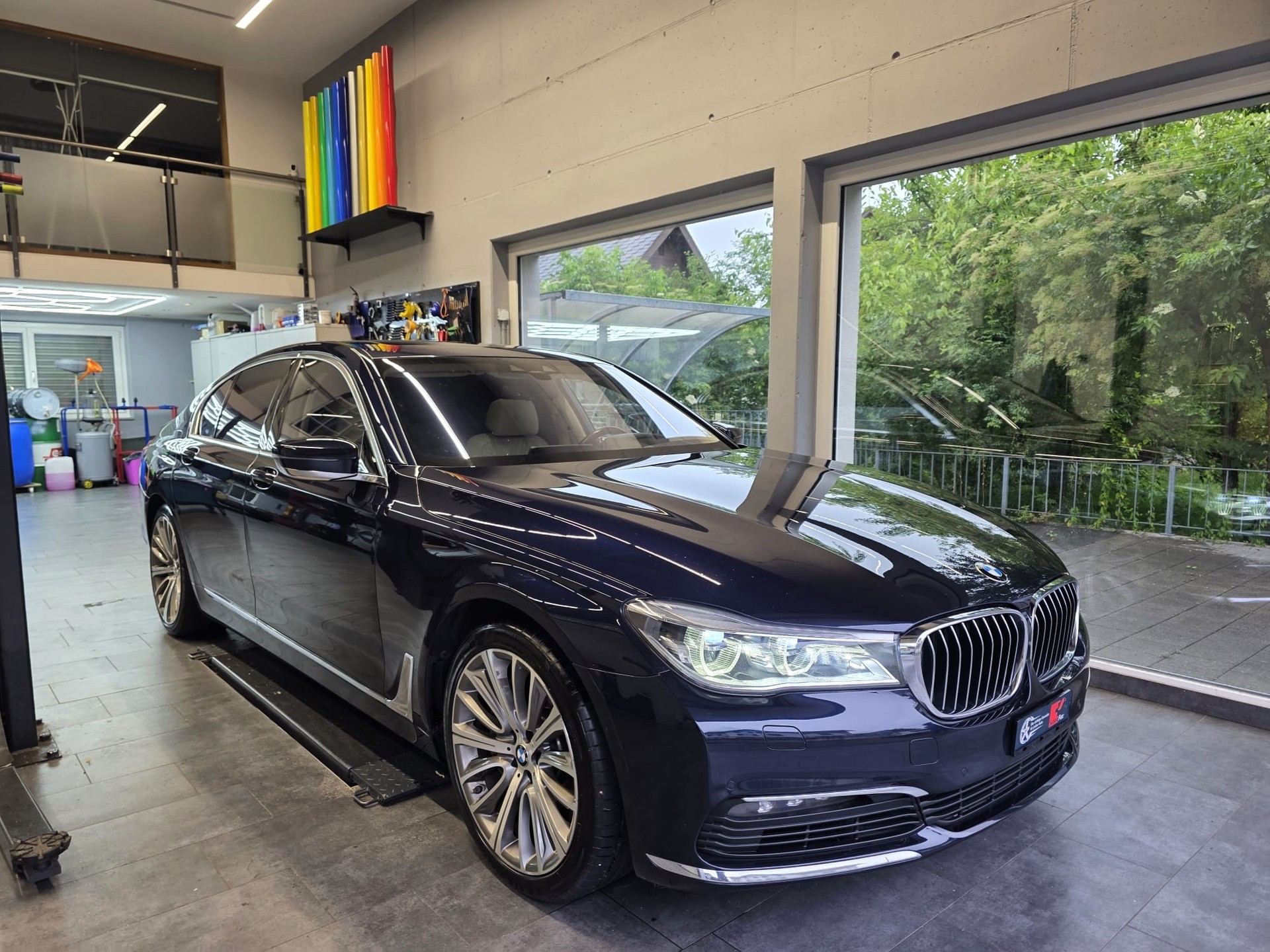 BMW 750d xDrive Steptronic-showroom-element-1