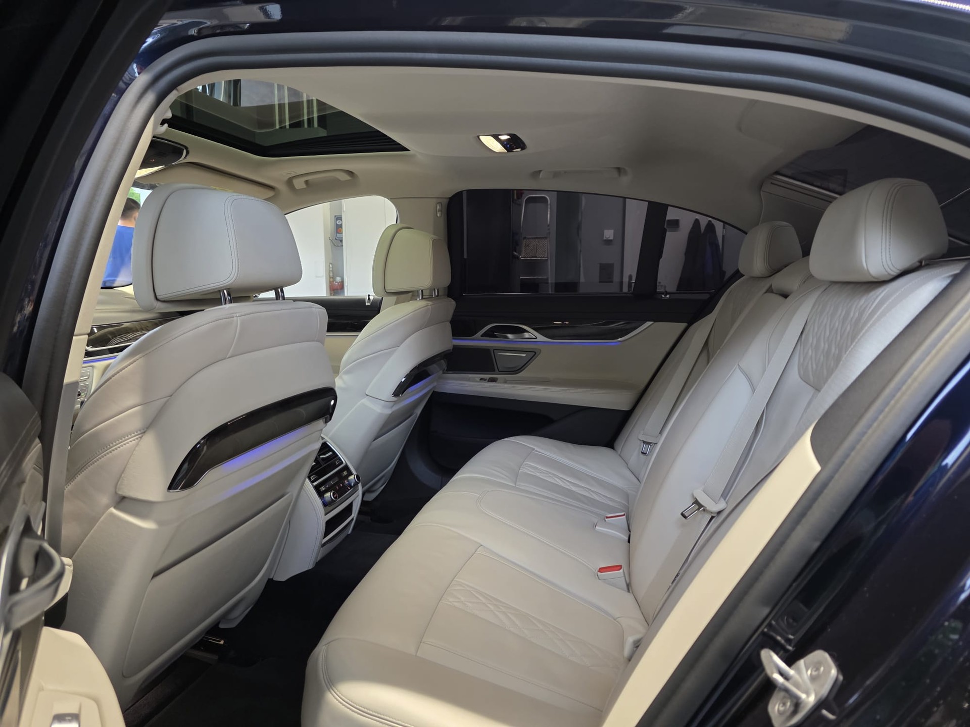 BMW 750d xDrive Steptronic-image-10