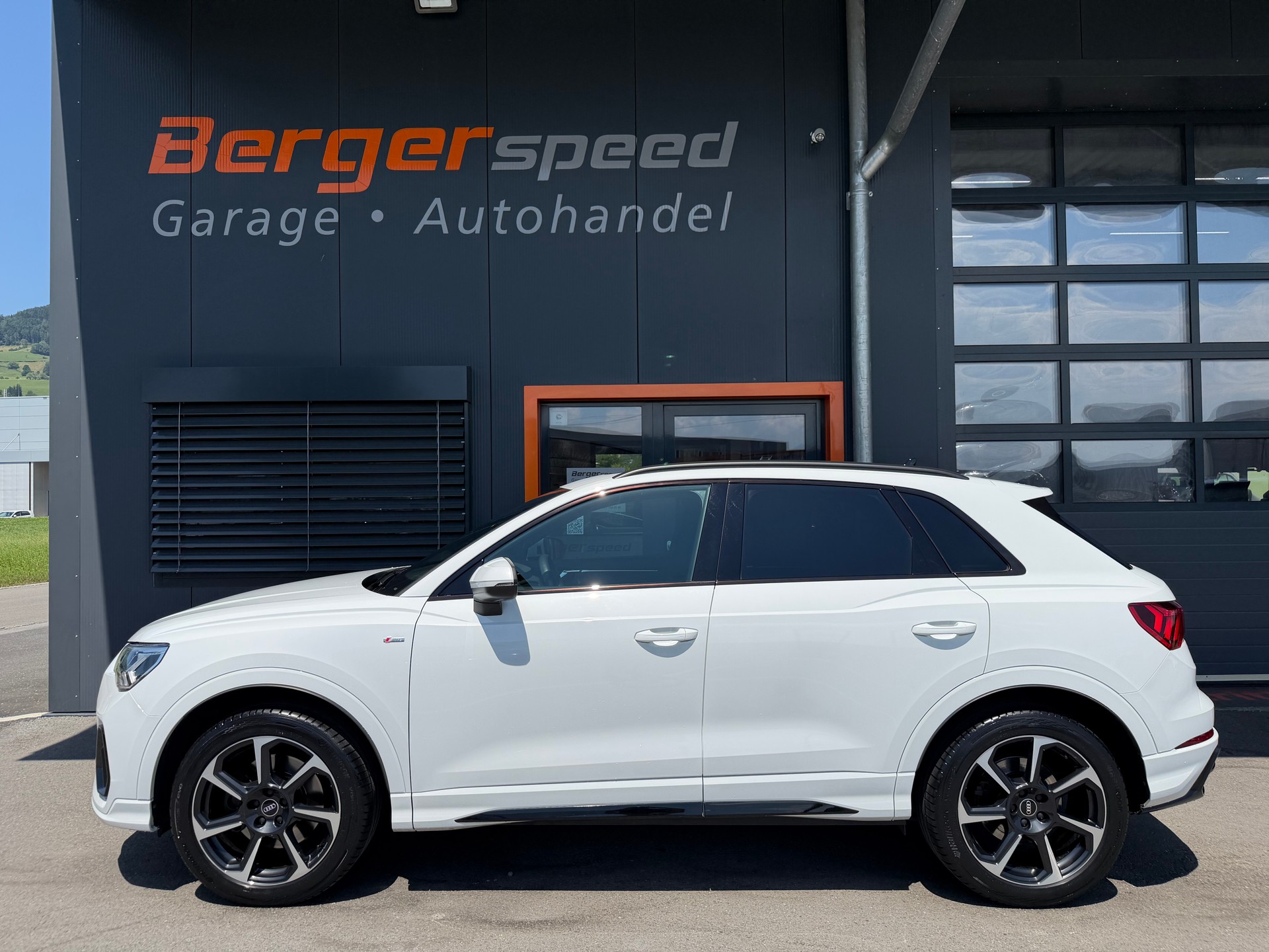 AUDI Q3 40 TFSI S line quattro S-tronic-showroom-element-1