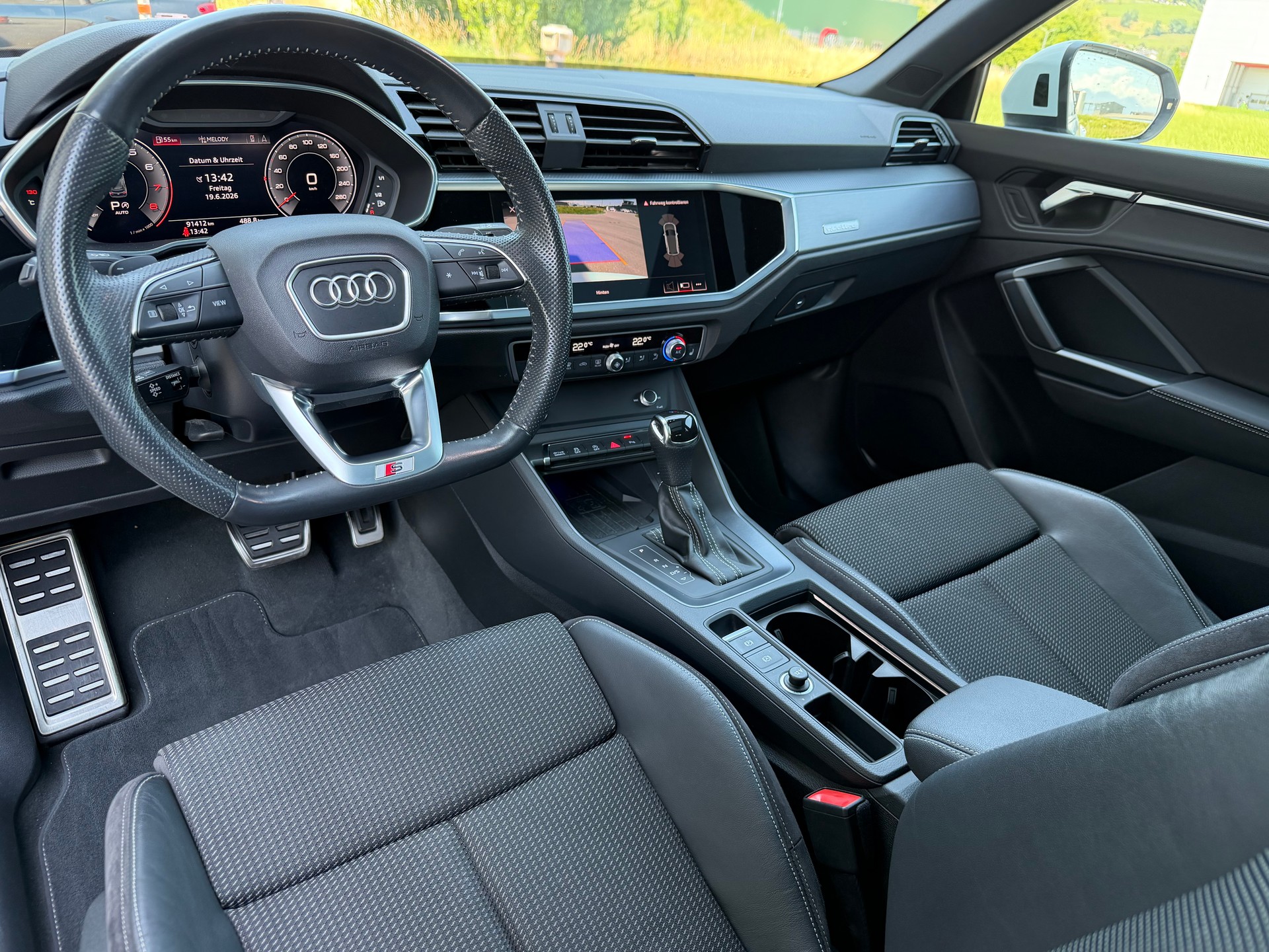 AUDI Q3 40 TFSI S line quattro S-tronic-image-9