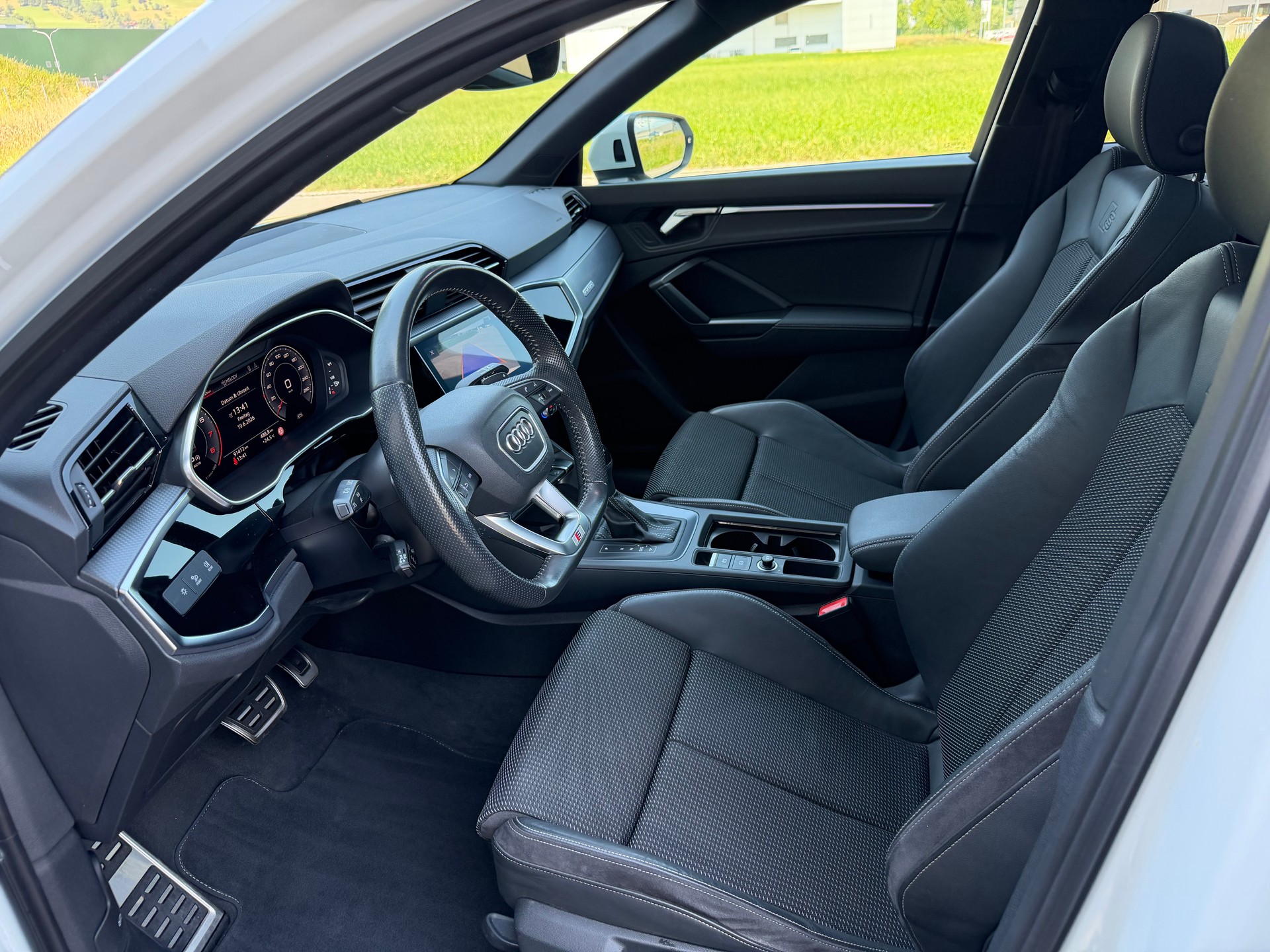 AUDI Q3 40 TFSI S line quattro S-tronic-image-8