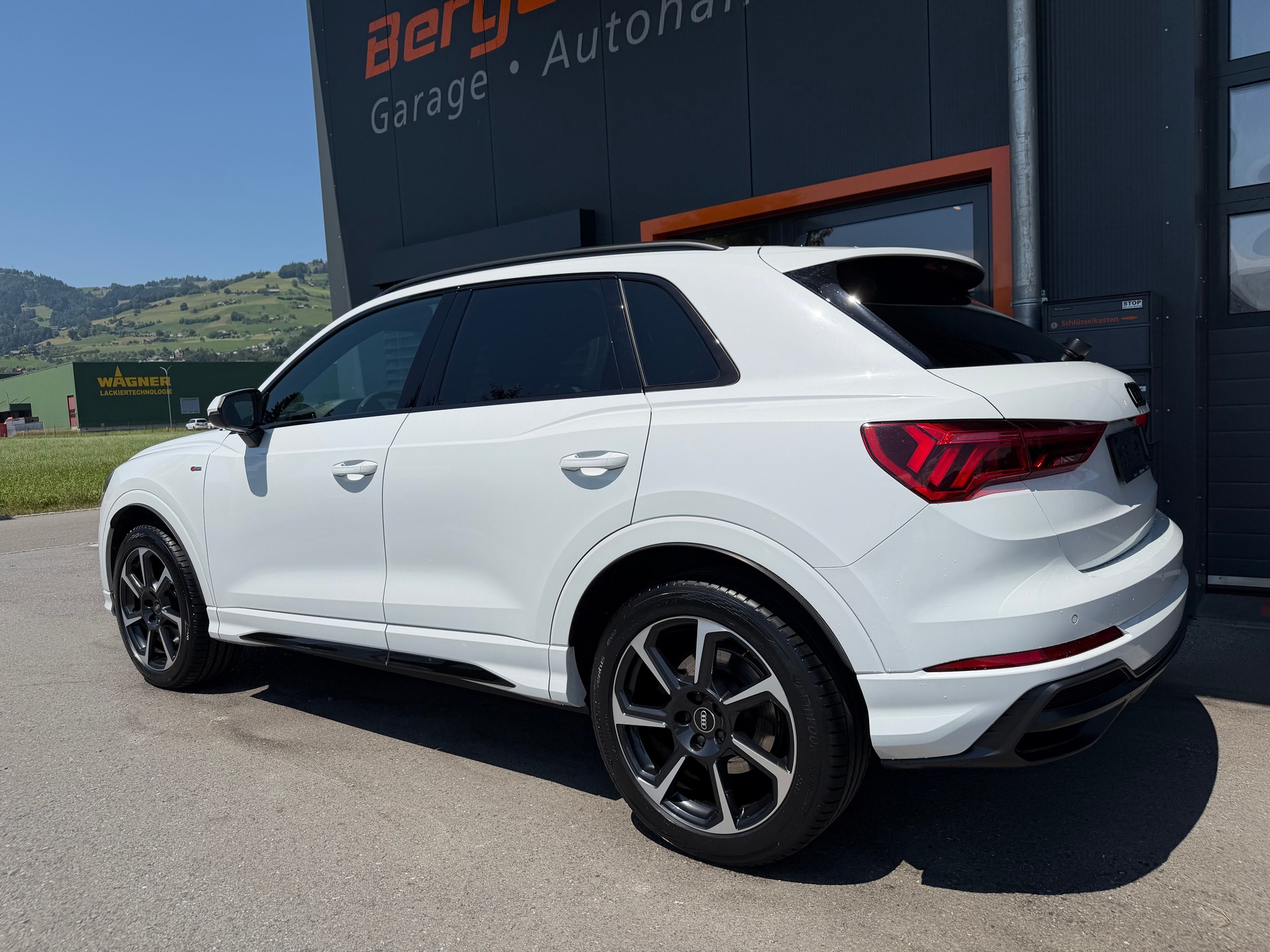 AUDI Q3 40 TFSI S line quattro S-tronic-showroom-element-2