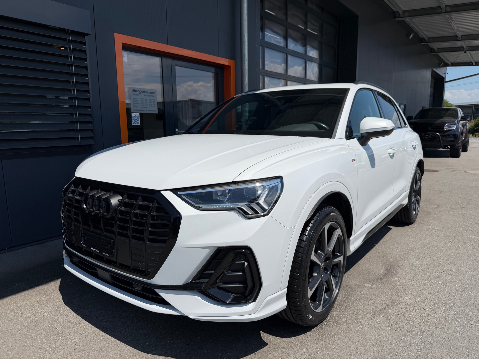 AUDI Q3 40 TFSI S line quattro S-tronic-showroom-element-3