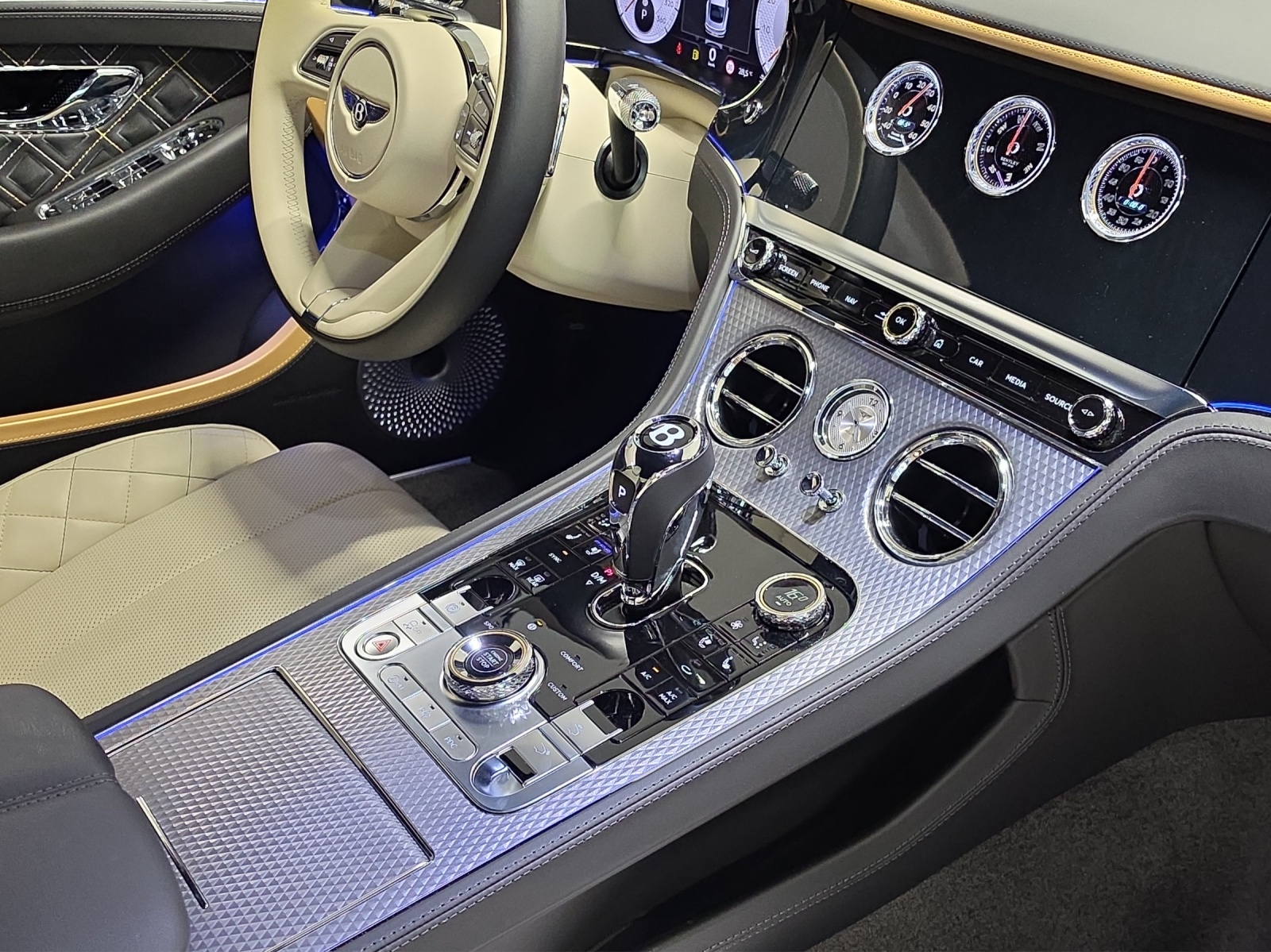 BENTLEY Continental GT 4.0 V8 Mulliner-image-13