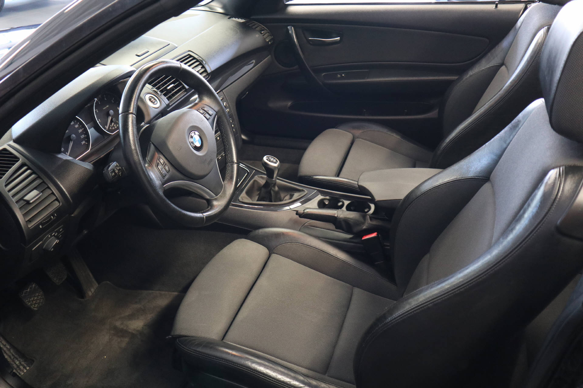 BMW 118i Cabrio-image-12