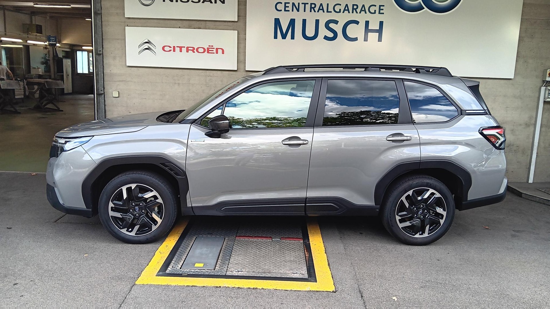 SUBARU Forester 2.0i e-Boxer Swiss Plus Lineartronic-showroom-element-3
