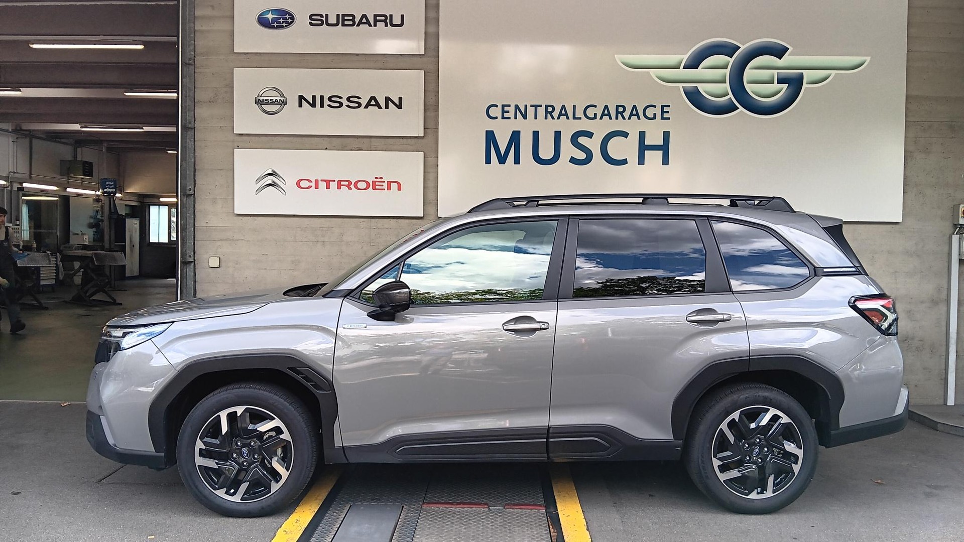 SUBARU Forester 2.0i e-Boxer Swiss Plus Lineartronic-showroom-element-2