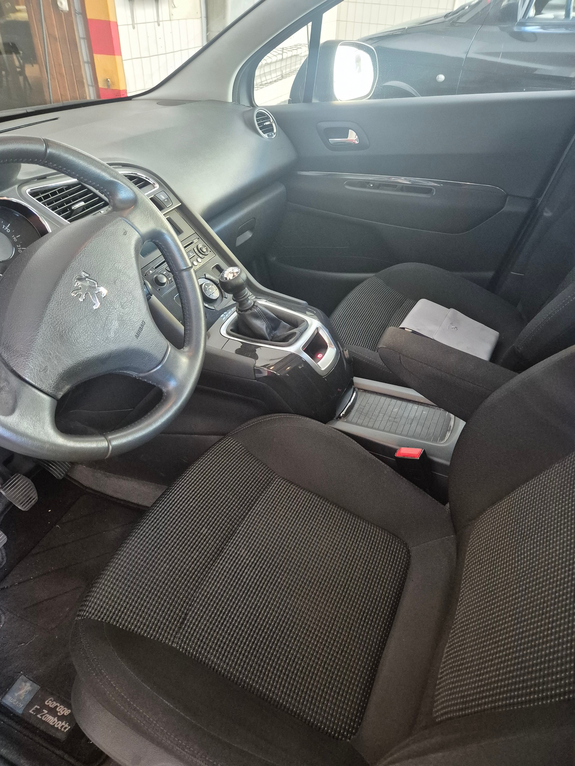 PEUGEOT 5008 1.6 16V T Sport