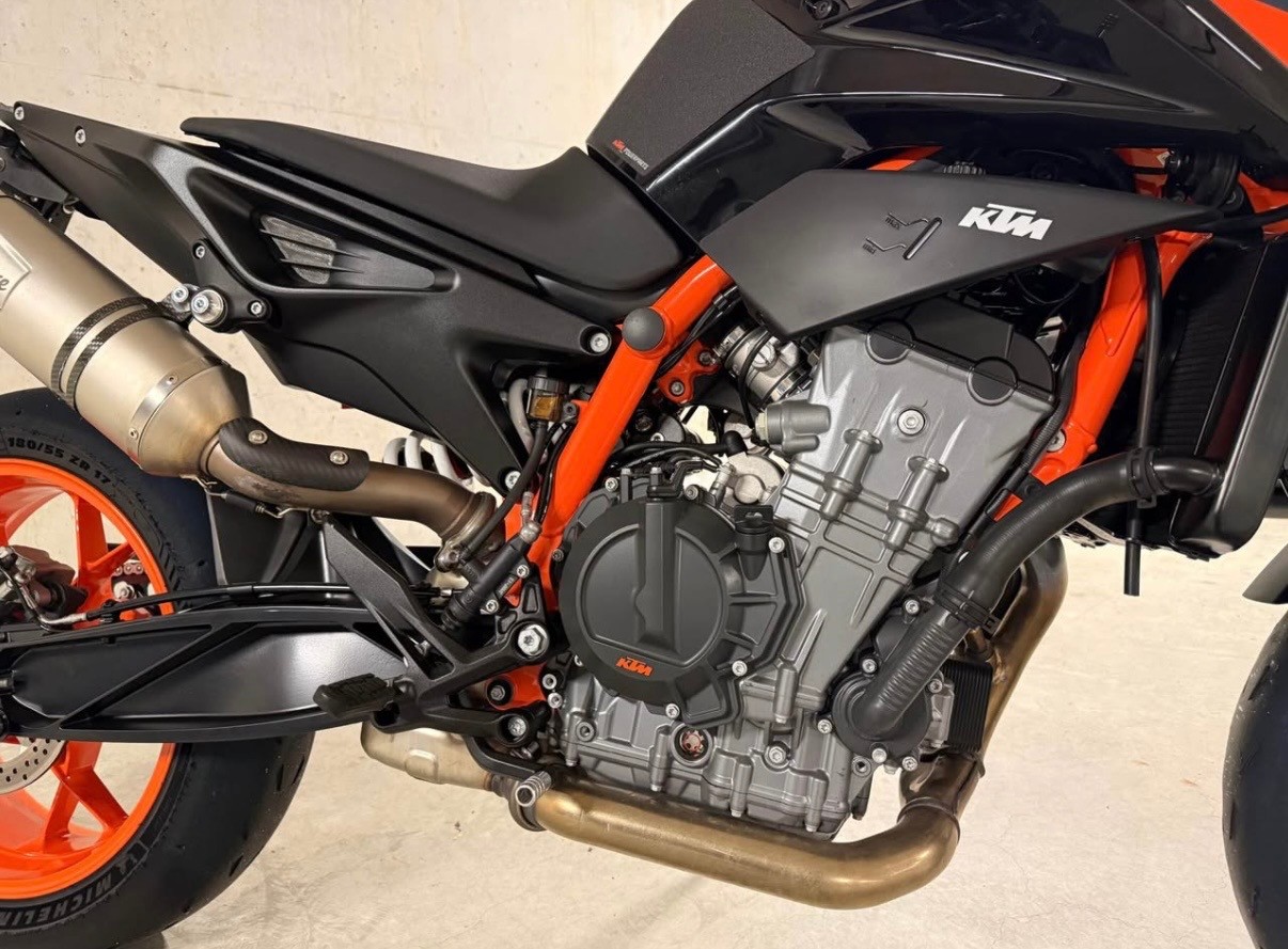 KTM 890 Duke R-image-10