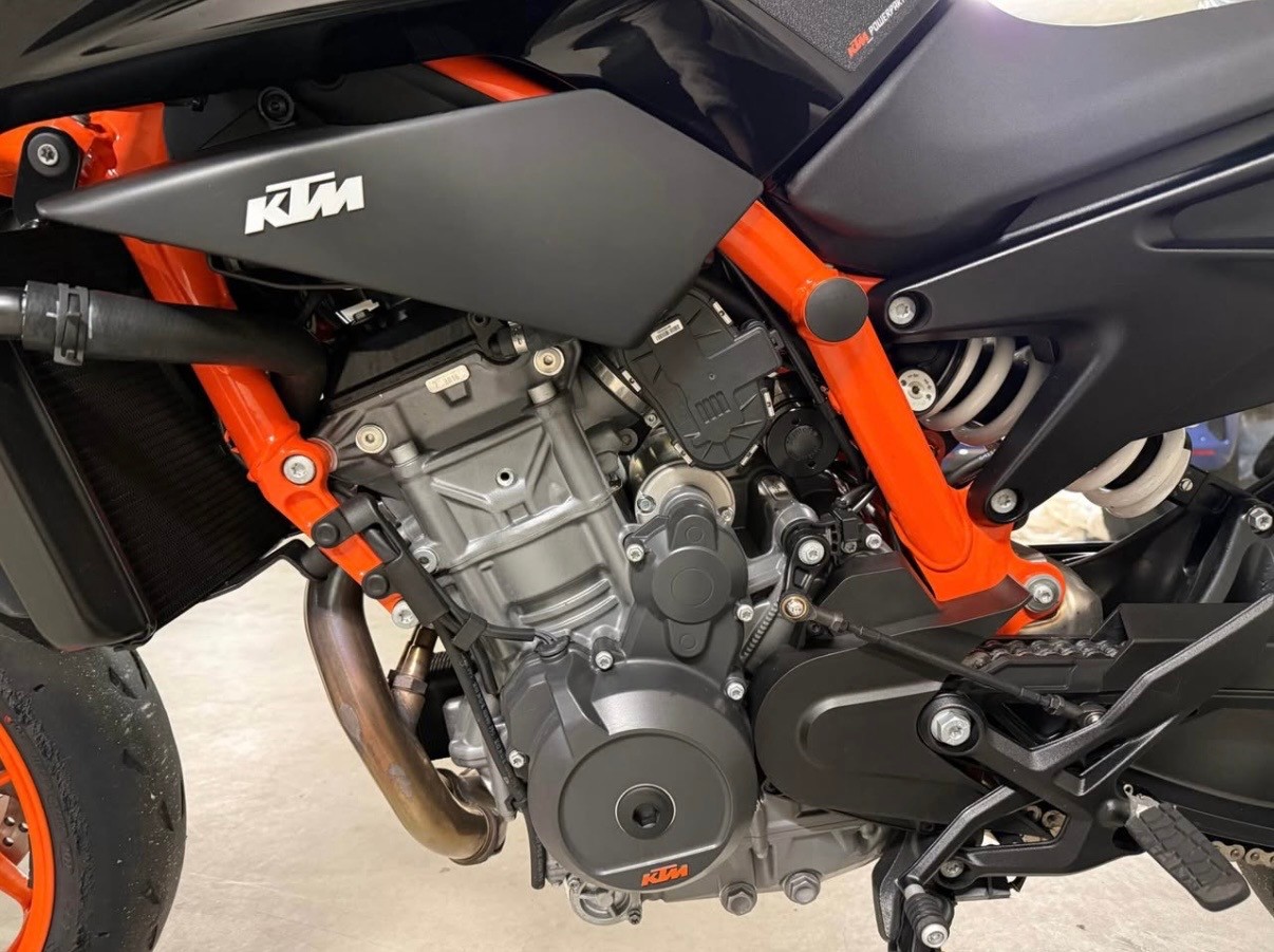 KTM 890 Duke R-image-8