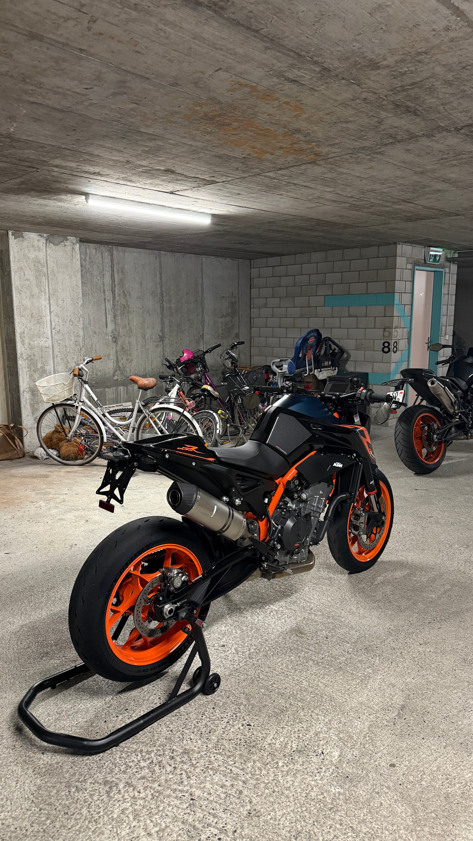 KTM 890 Duke R-image-4