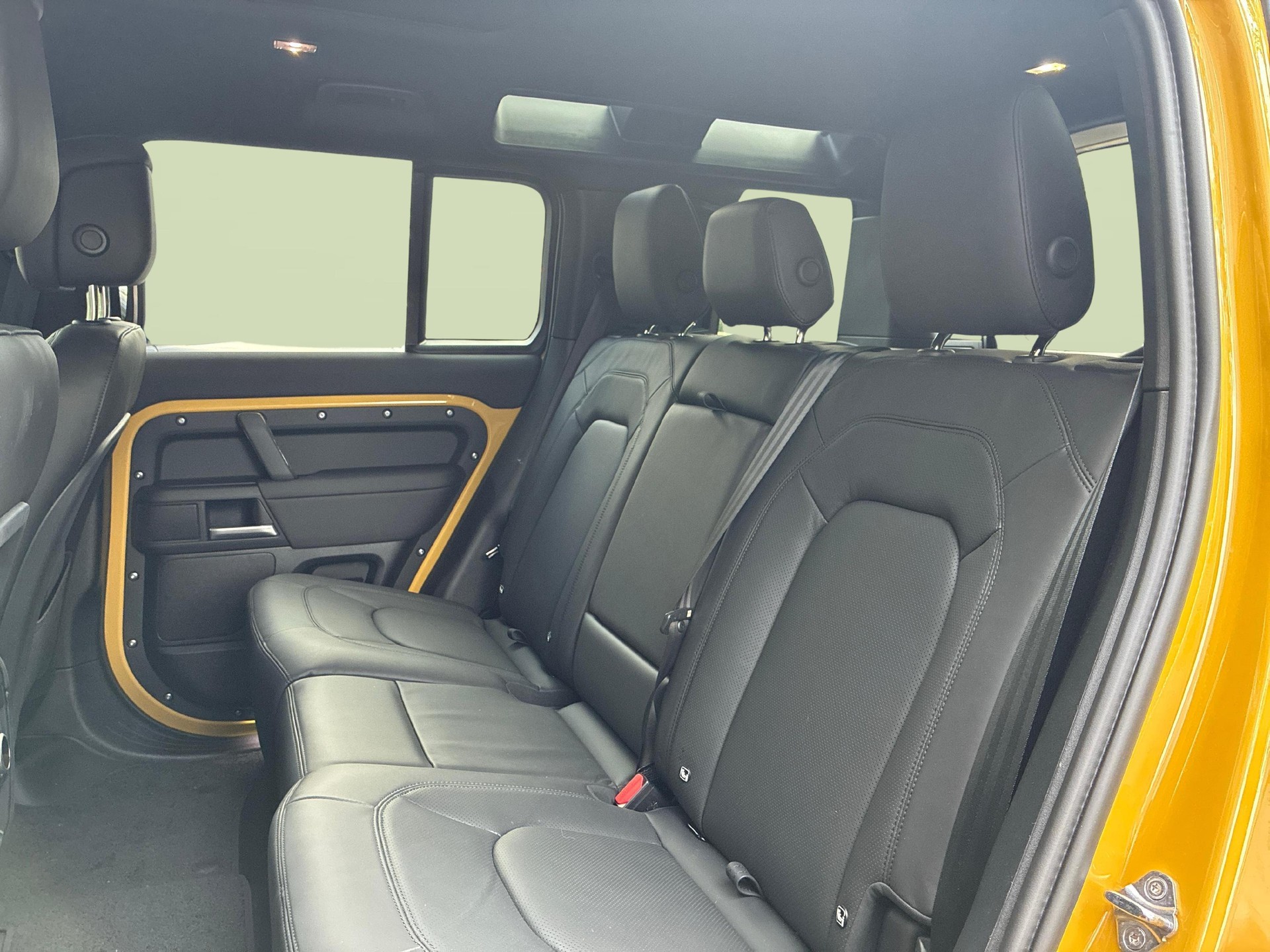 LAND ROVER Defender 110 3.0 D I6 350 Trophy Edition Yellow-image-9