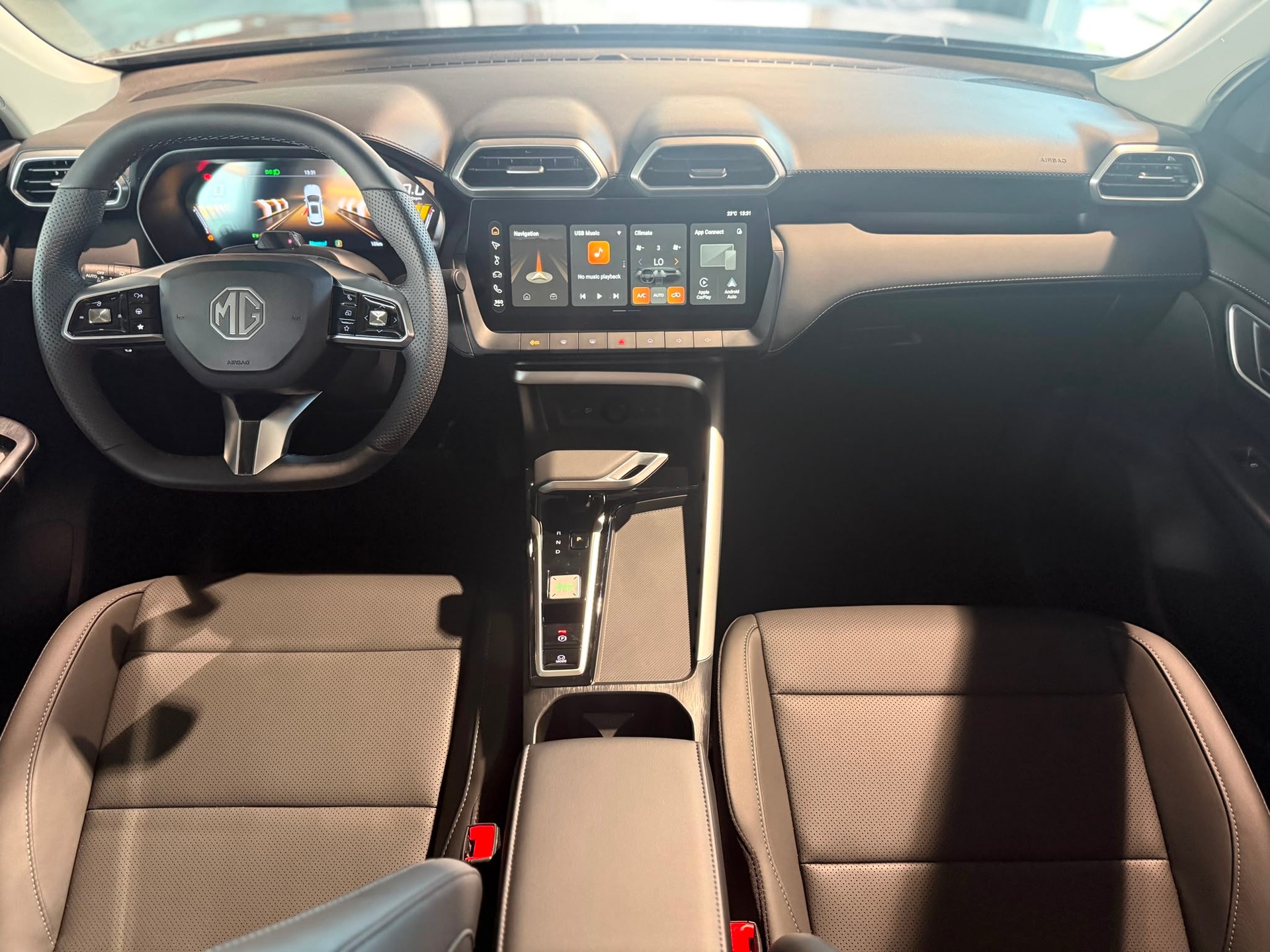MG ZS 1.5 HEV Luxury-image-12