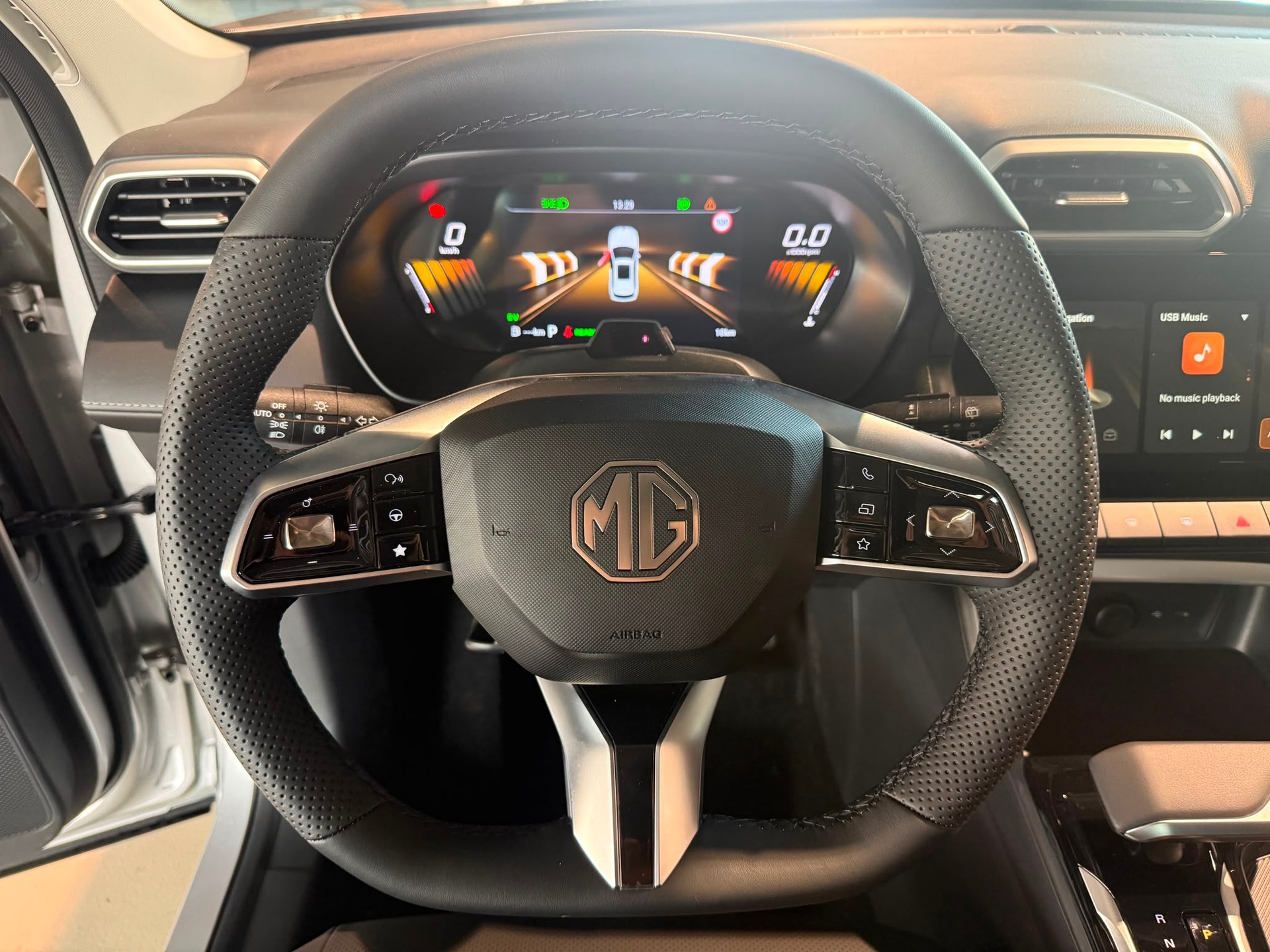 MG ZS 1.5 HEV Luxury-image-14