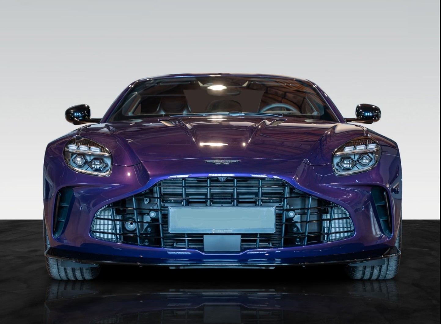 ASTON MARTIN Vantage MY25-showroom-element-3