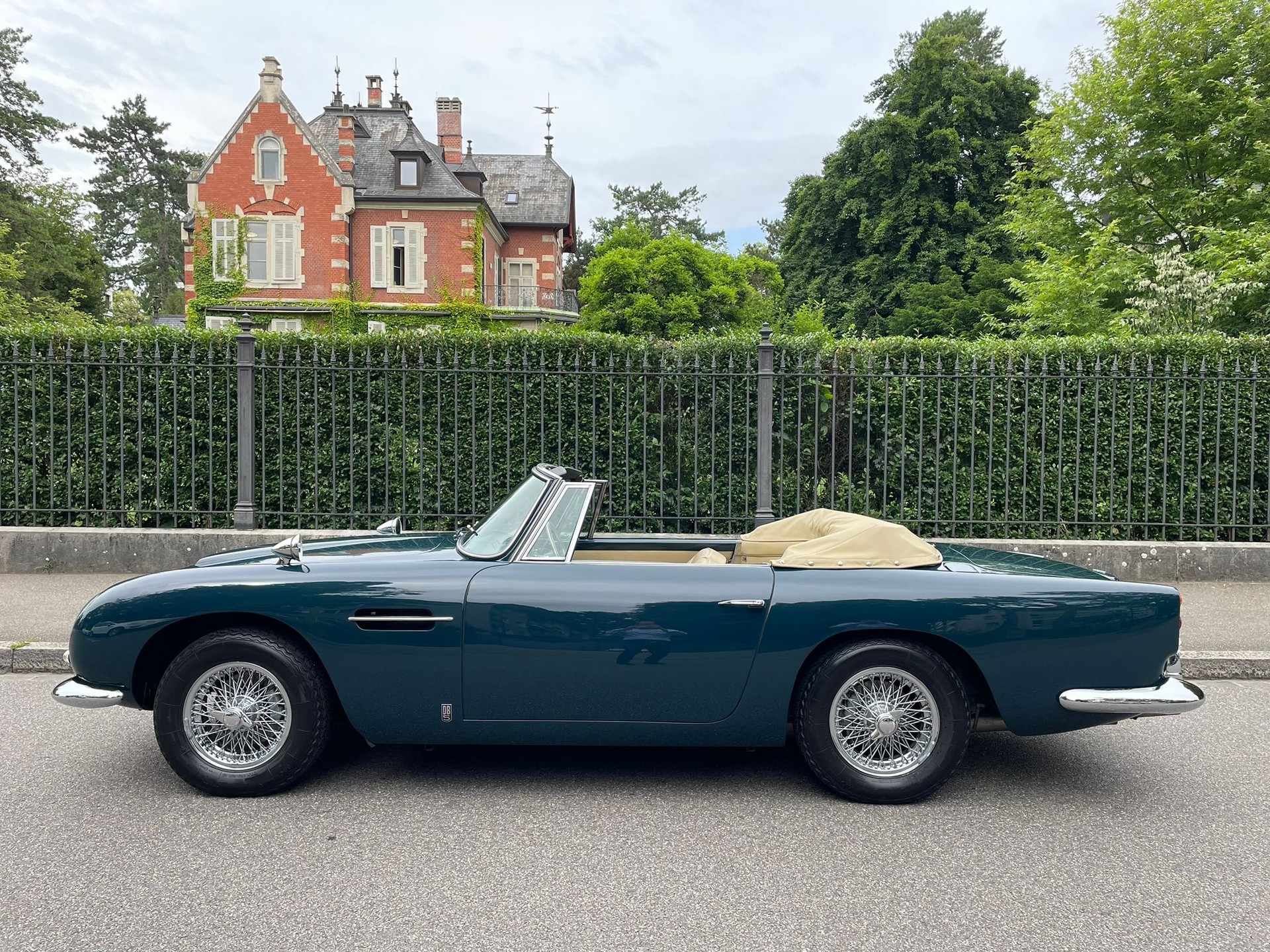 ASTON MARTIN DB5 Convertible-showroom-element-2